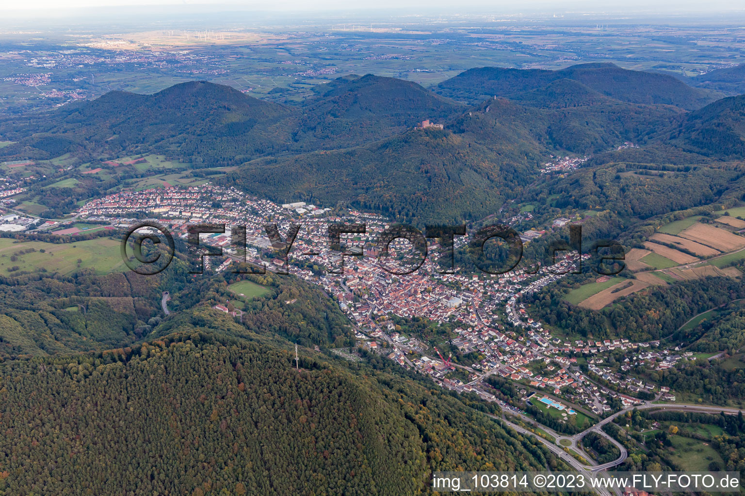 Annweiler am Trifels im Bundesland Rheinland-Pfalz, Deutschland von oben gesehen