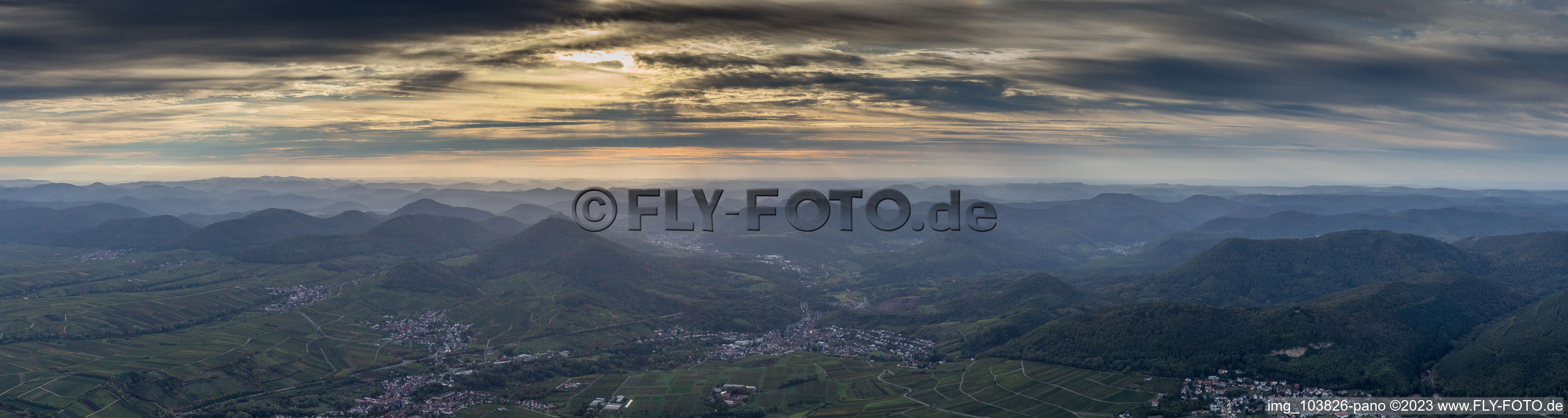 Panorama in Albersweiler im Bundesland Rheinland-Pfalz, Deutschland