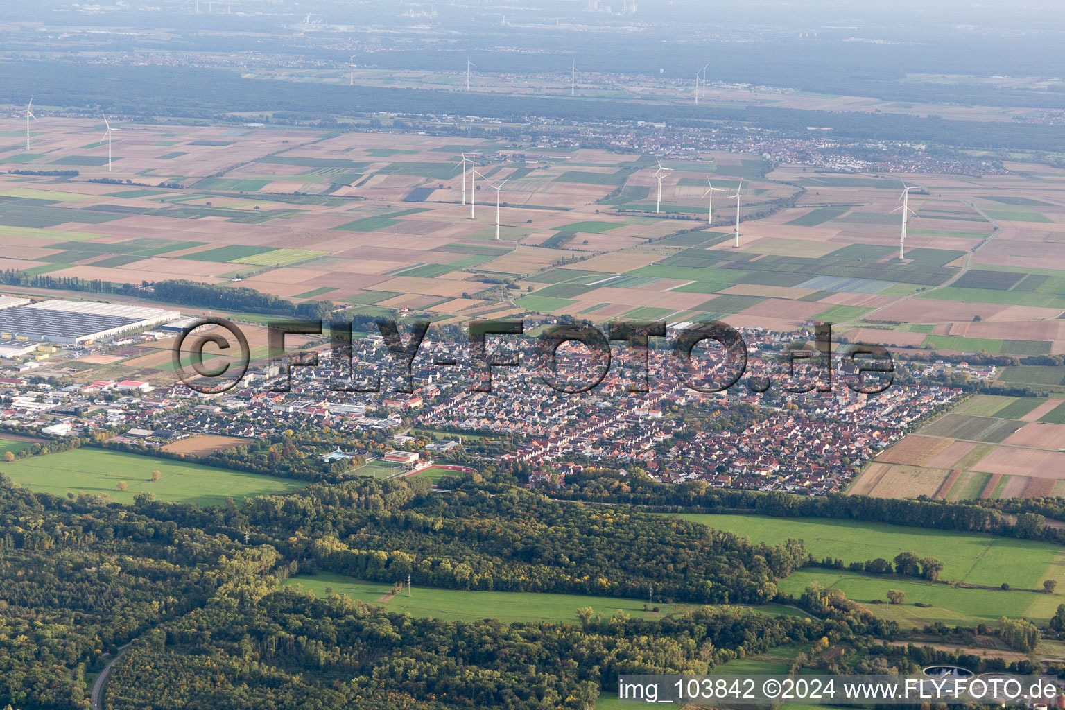Offenbach an der Queich im Bundesland Rheinland-Pfalz, Deutschland aus der Drohnenperspektive