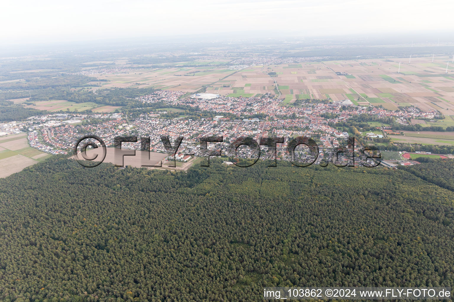 Bellheim im Bundesland Rheinland-Pfalz, Deutschland von der Drohne aus gesehen