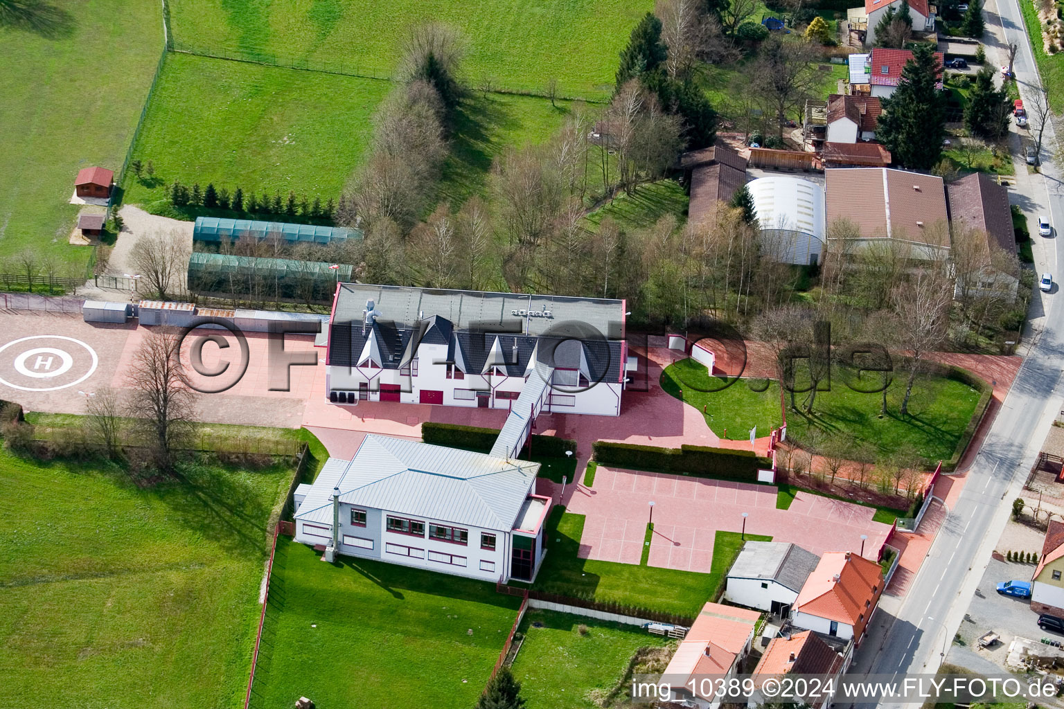 Ortsansicht der Straßen und Häuser der Wohngebiete im Ortsteil Affolterbach in Wald-Michelbach im Bundesland Hessen, Deutschland aus der Luft