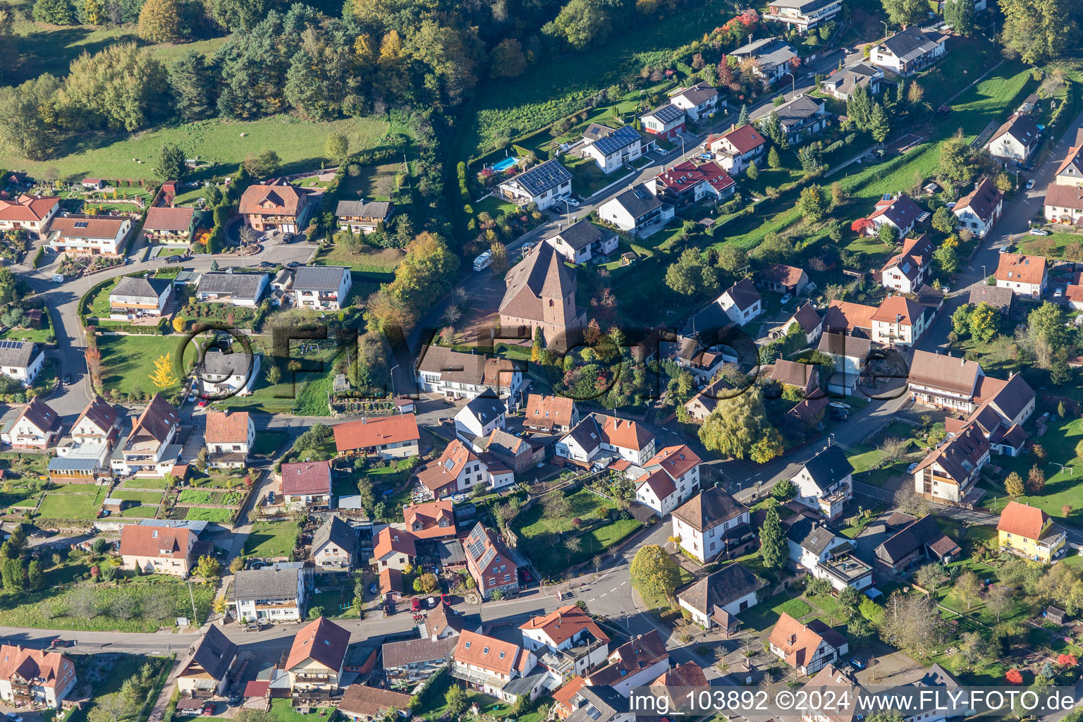 Kirchengebäude im Dorfkern in Niederschlettenbach im Bundesland Rheinland-Pfalz, Deutschland