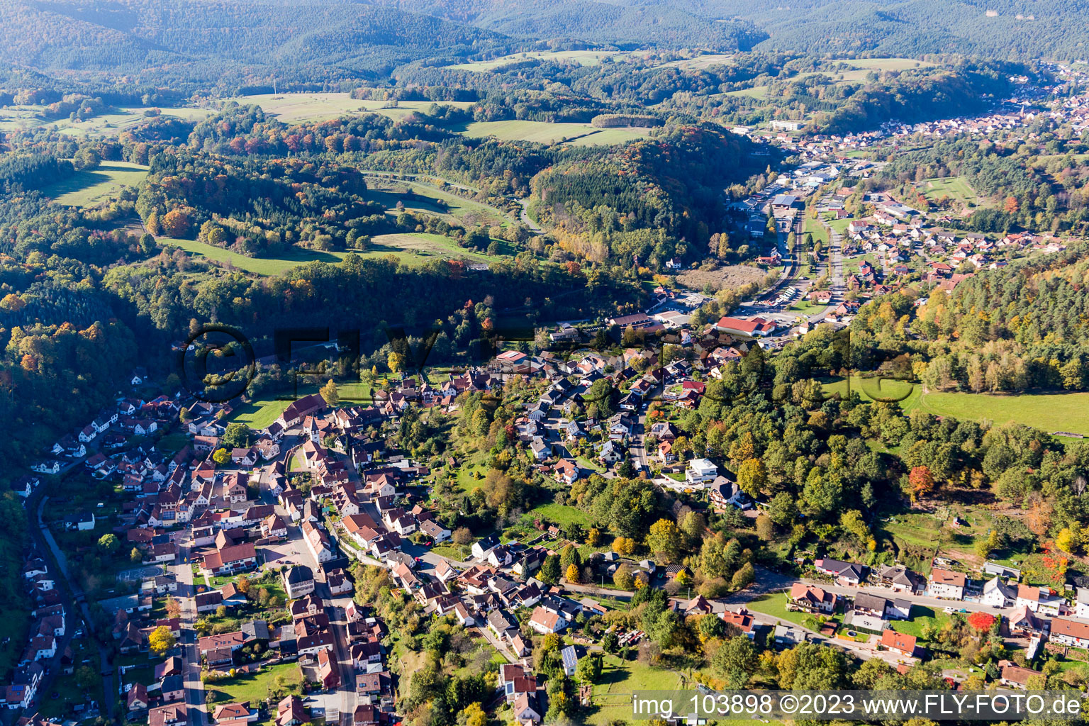 Schrägluftbild von Bundenthal im Bundesland Rheinland-Pfalz, Deutschland