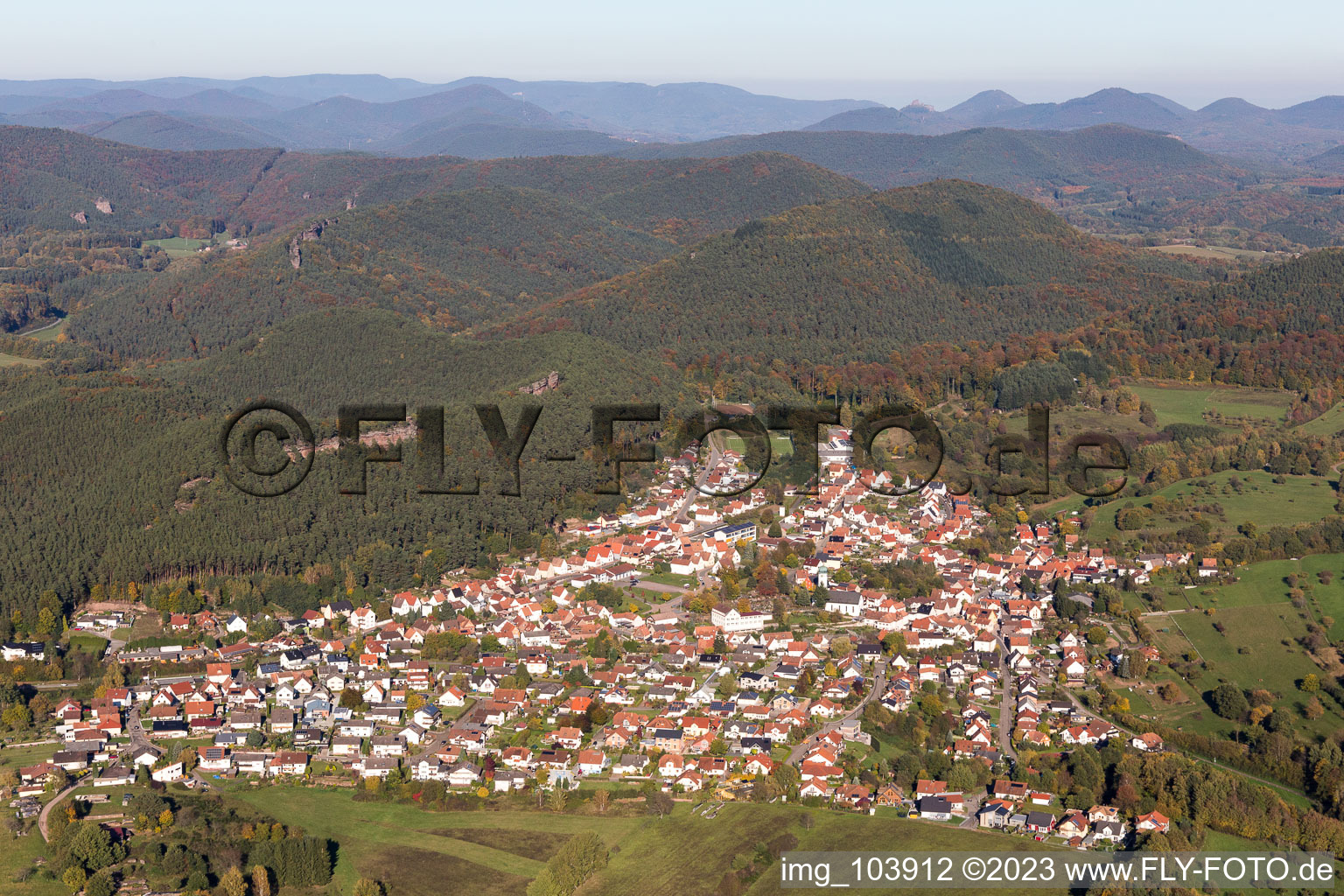 Luftaufnahme von Busenberg im Bundesland Rheinland-Pfalz, Deutschland