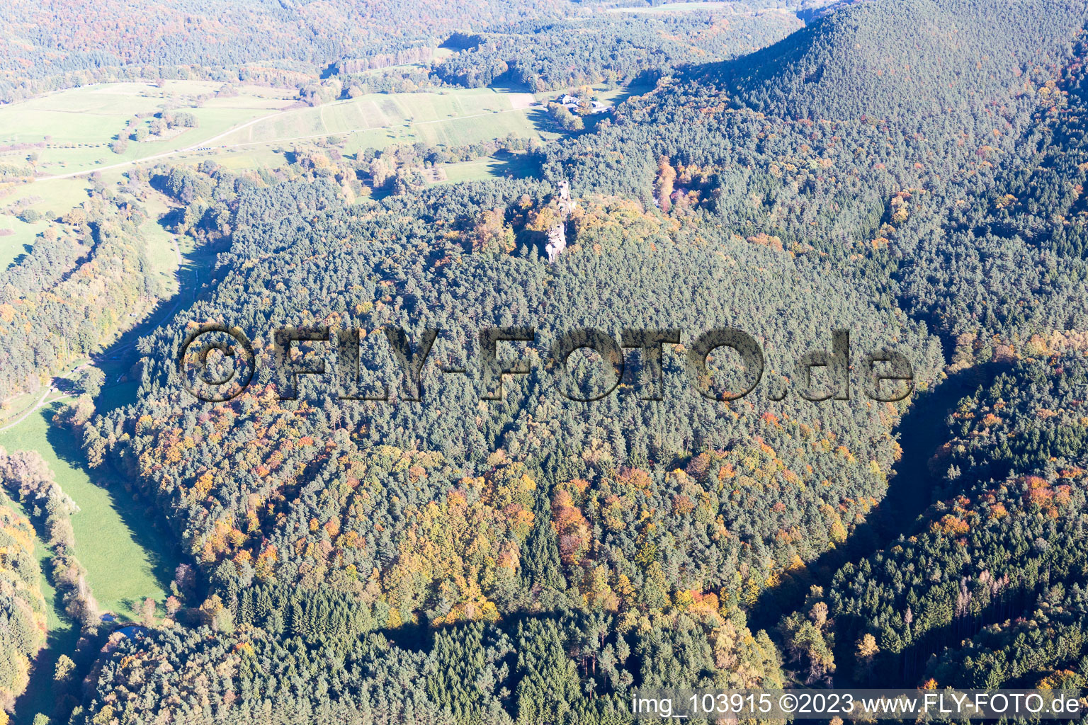 Luftaufnahme von Busenberg, Burgruine Drachenfels im Bundesland Rheinland-Pfalz, Deutschland