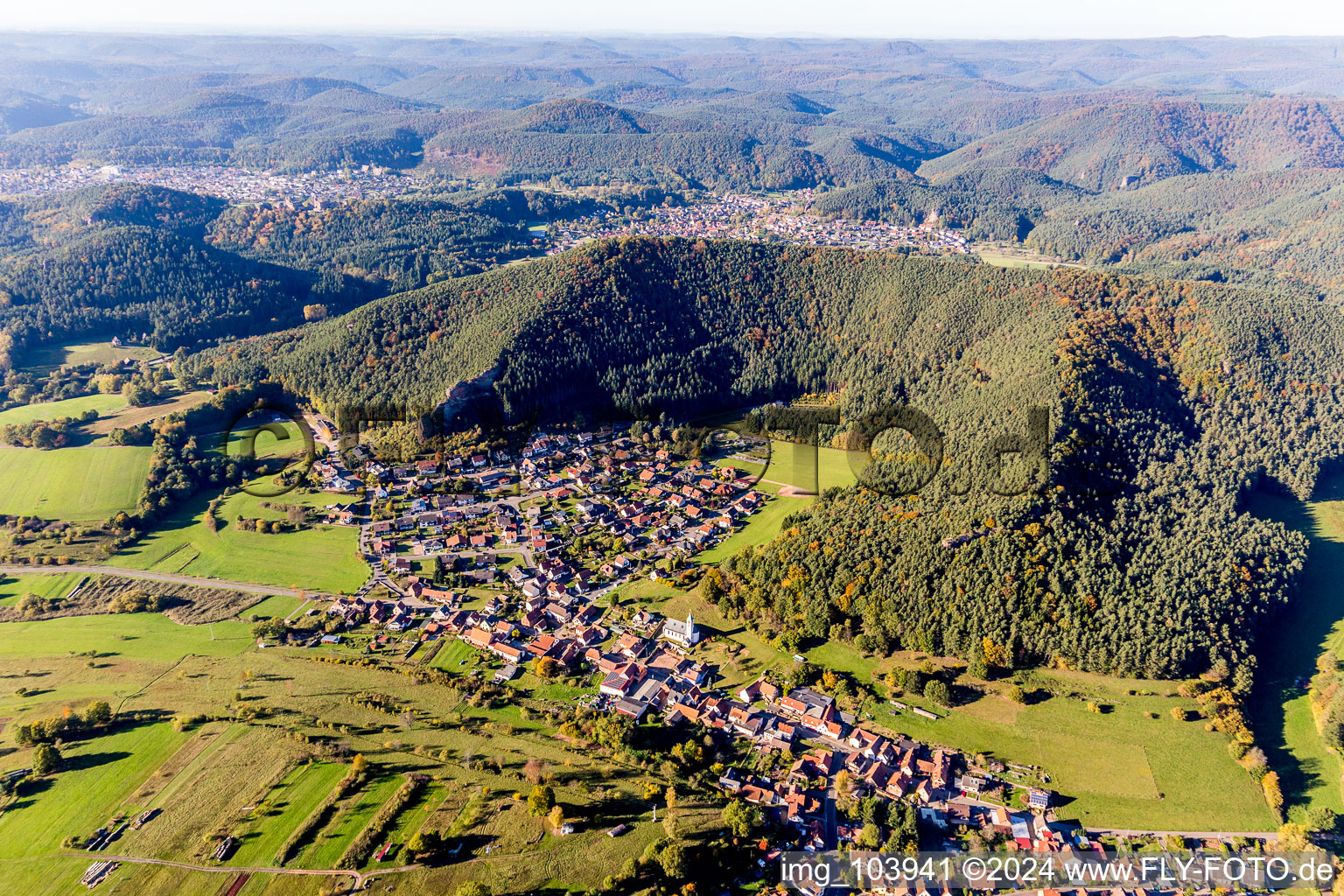 Dorf - Ansicht am Rande von landwirtschaftlichen Feldern und Nutzflächen in Schindhard im Bundesland Rheinland-Pfalz, Deutschland