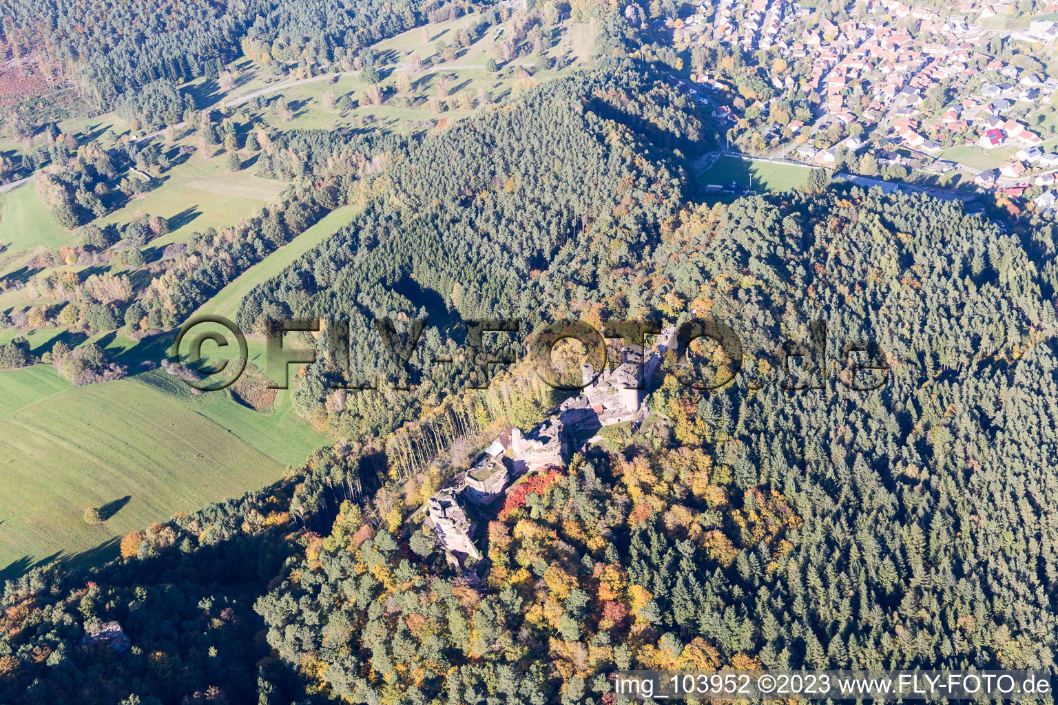 Luftbild von Dahn, Burgen Altdahn und Neudahn im Bundesland Rheinland-Pfalz, Deutschland