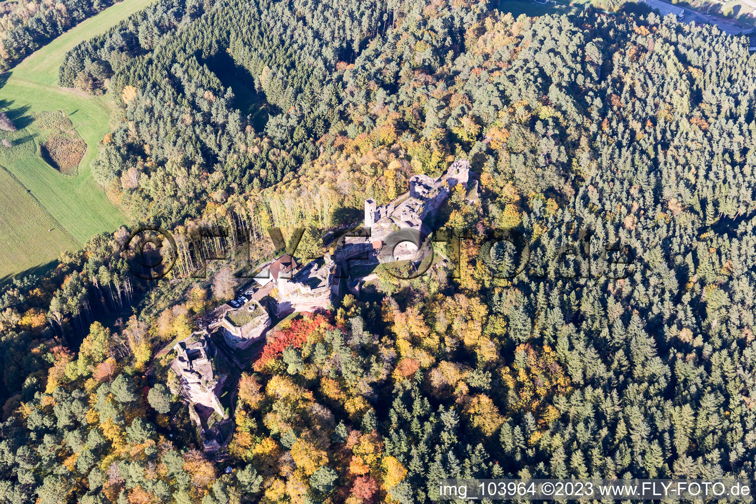 Dahn, Burgen Altdahn und Neudahn im Bundesland Rheinland-Pfalz, Deutschland von oben