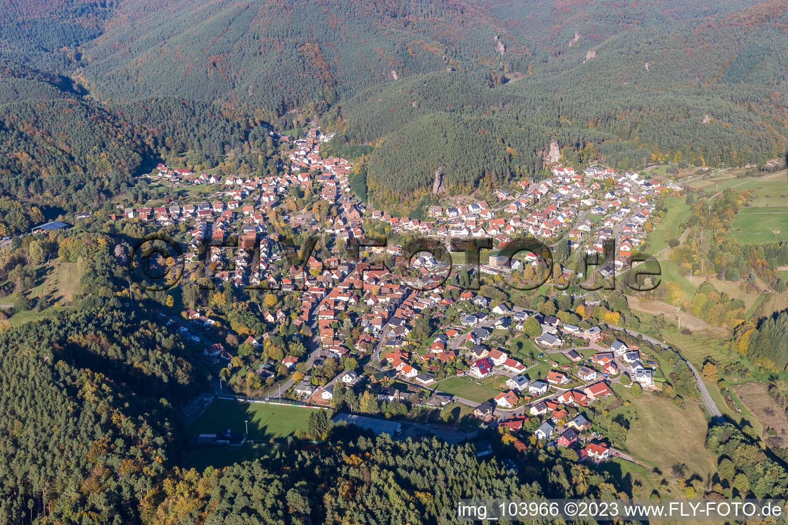 Schrägluftbild von Erfweiler im Bundesland Rheinland-Pfalz, Deutschland