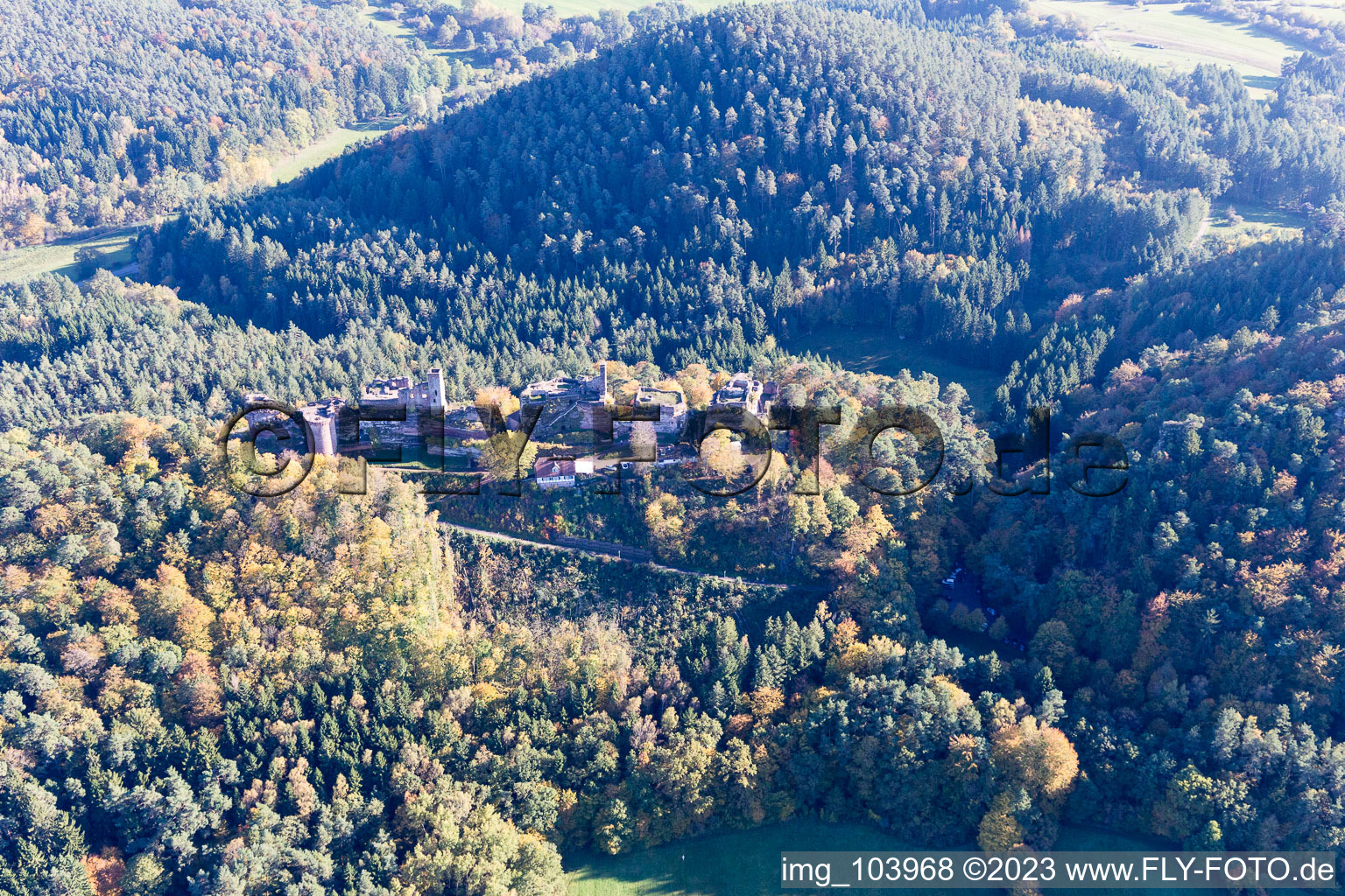 Dahn, Burgen Altdahn und Neudahn im Bundesland Rheinland-Pfalz, Deutschland aus der Luft