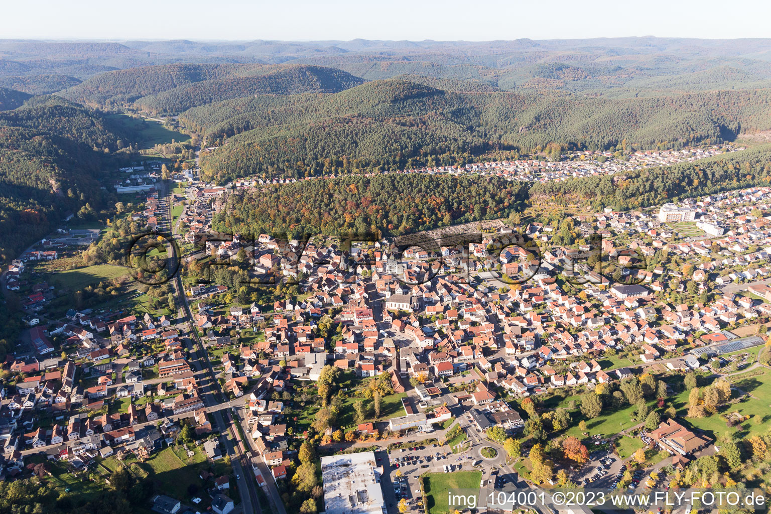 Dahn im Bundesland Rheinland-Pfalz, Deutschland von einer Drohne aus
