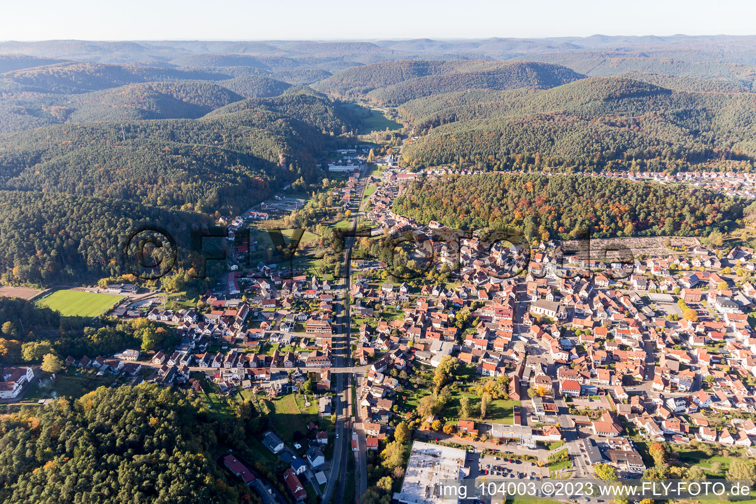 Dahn im Bundesland Rheinland-Pfalz, Deutschland von der Drohne aus gesehen