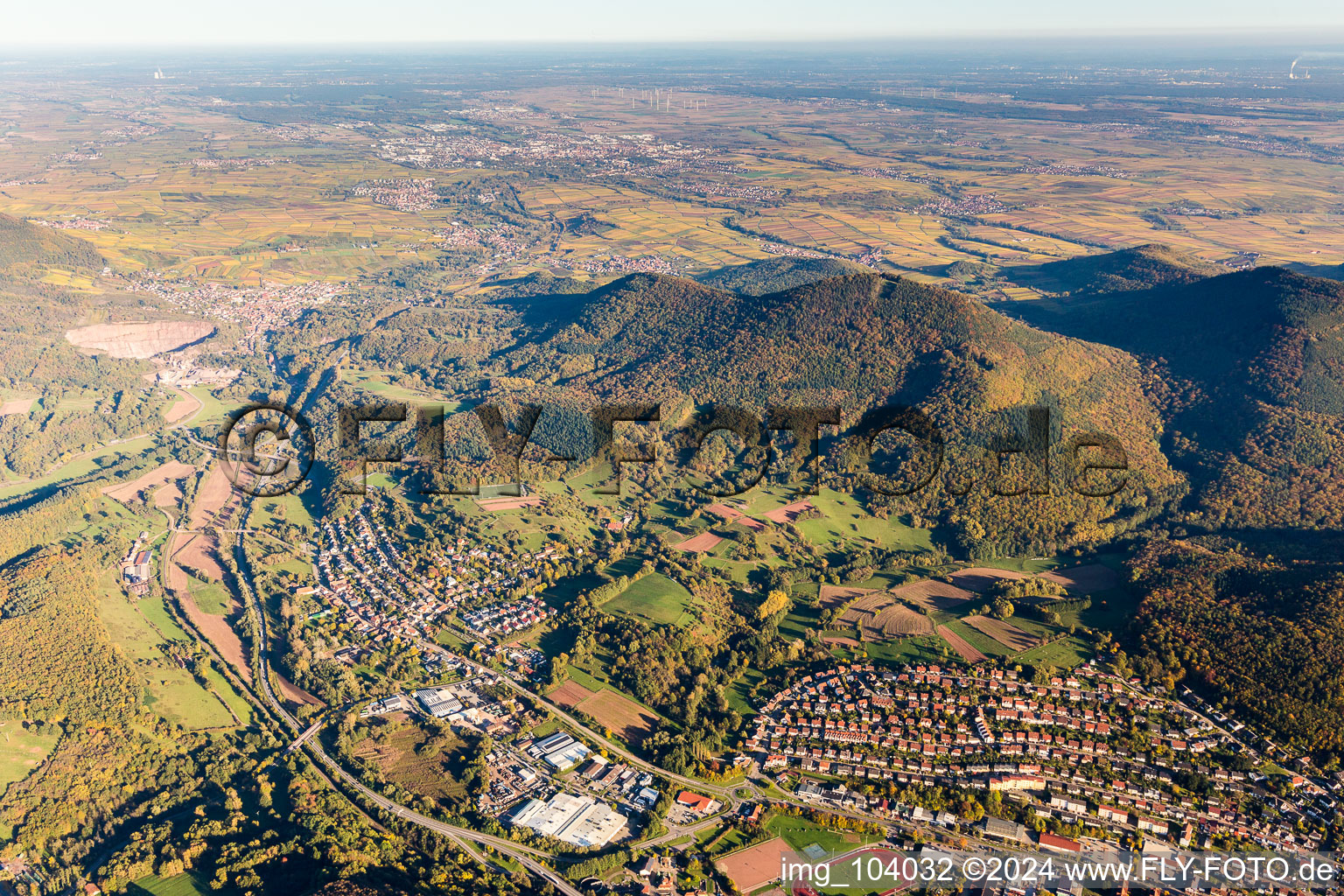 Ortsansicht der Straßen und Häuser der Wohngebiete im Ortsteil Queichhambach in Annweiler am Trifels im Bundesland Rheinland-Pfalz, Deutschland