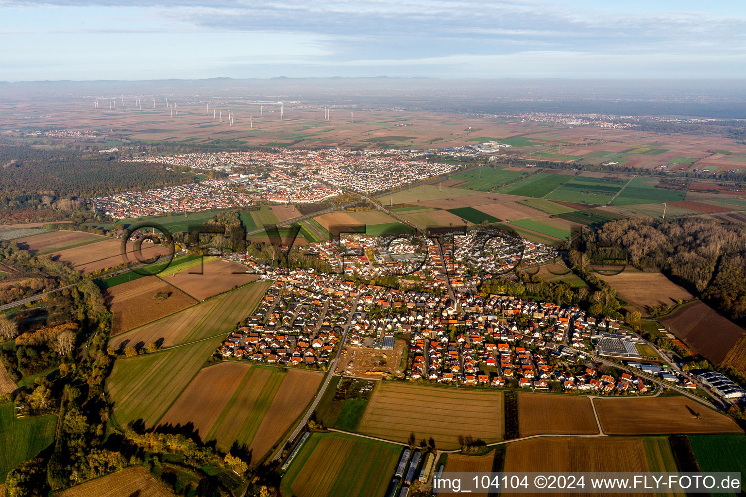 Dorf - Ansicht am Rande von landwirtschaftlichen Feldern und Nutzflächen vor Rülzheim in Kuhardt im Bundesland Rheinland-Pfalz, Deutschland