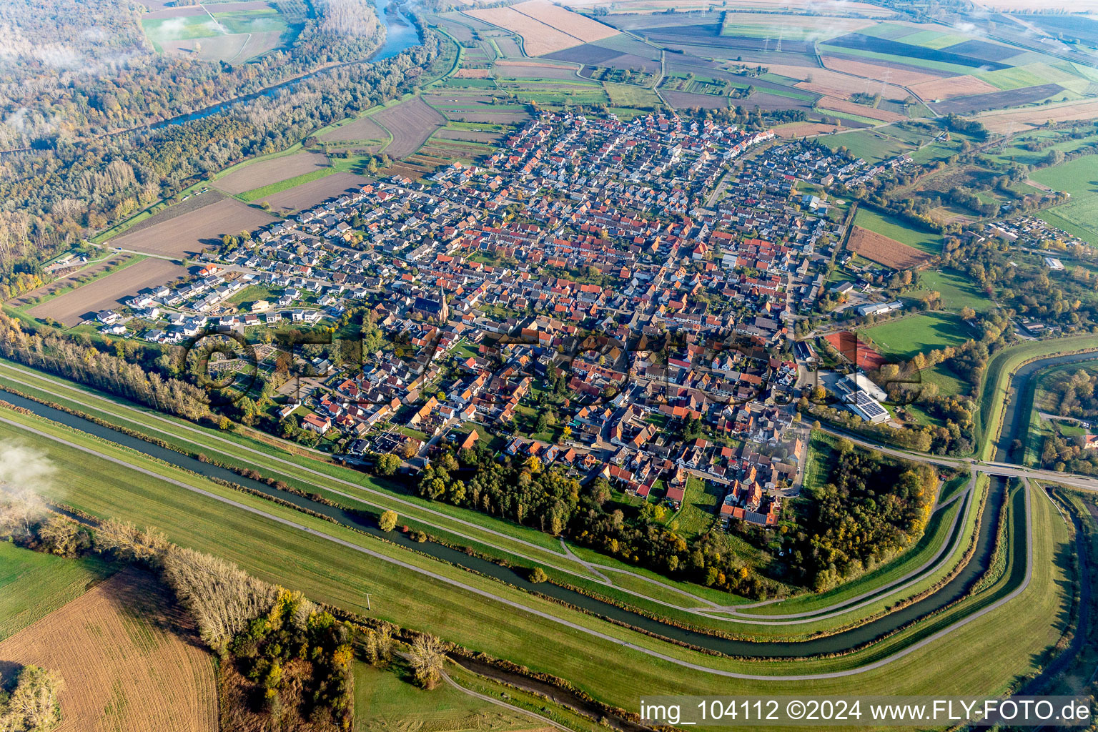 Schrägluftbild von Dorf - Ansicht im Ortsteil Rußheim in Dettenheim im Bundesland Baden-Württemberg, Deutschland