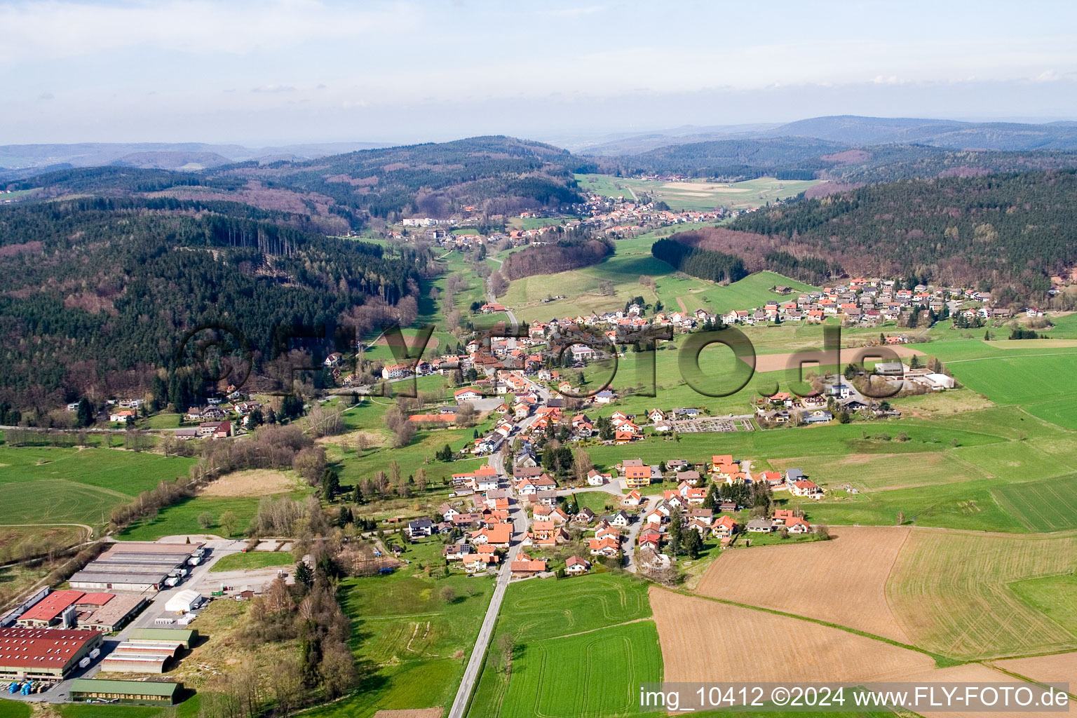 Ortsansicht der Straßen und Häuser der Wohngebiete im Ortsteil Affolterbach in Wald-Michelbach im Bundesland Hessen, Deutschland von oben gesehen