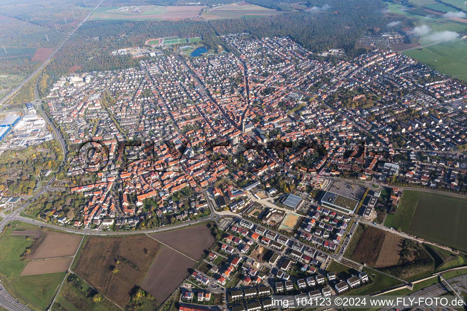 Ortsansicht der Straßen und Häuser der Wohngebiete in Walldorf im Bundesland Baden-Württemberg, Deutschland