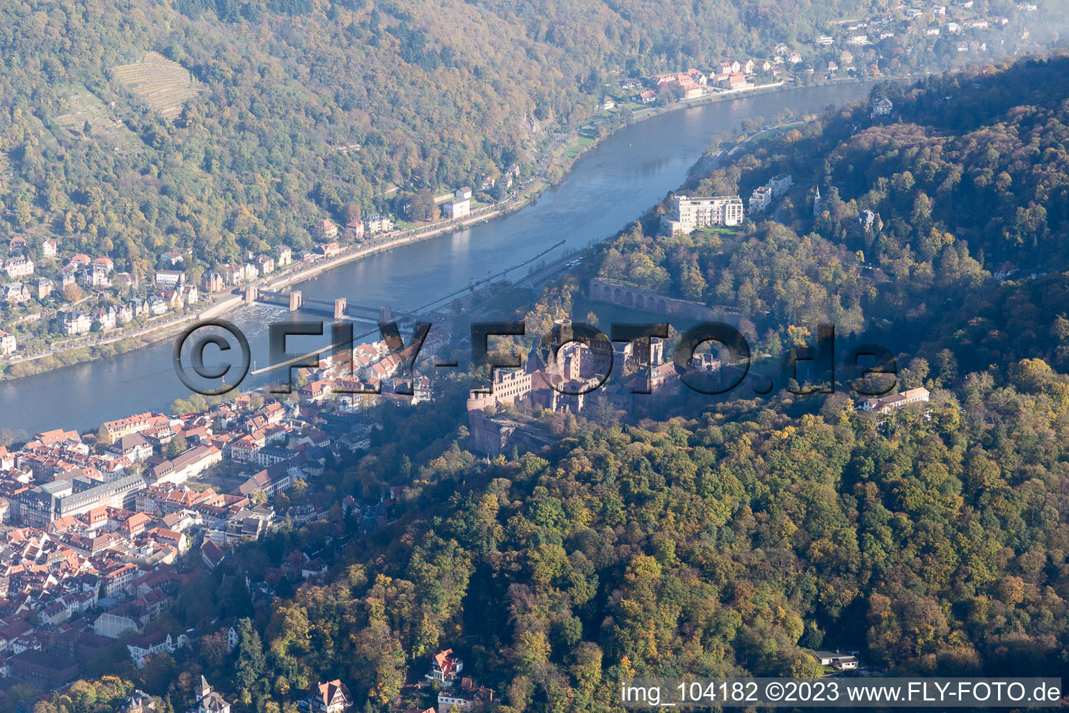 Luftbild von Altstadt, Alte Brücke über den Neckar, Schloß im Ortsteil Kernaltstadt in Heidelberg im Bundesland Baden-Württemberg, Deutschland