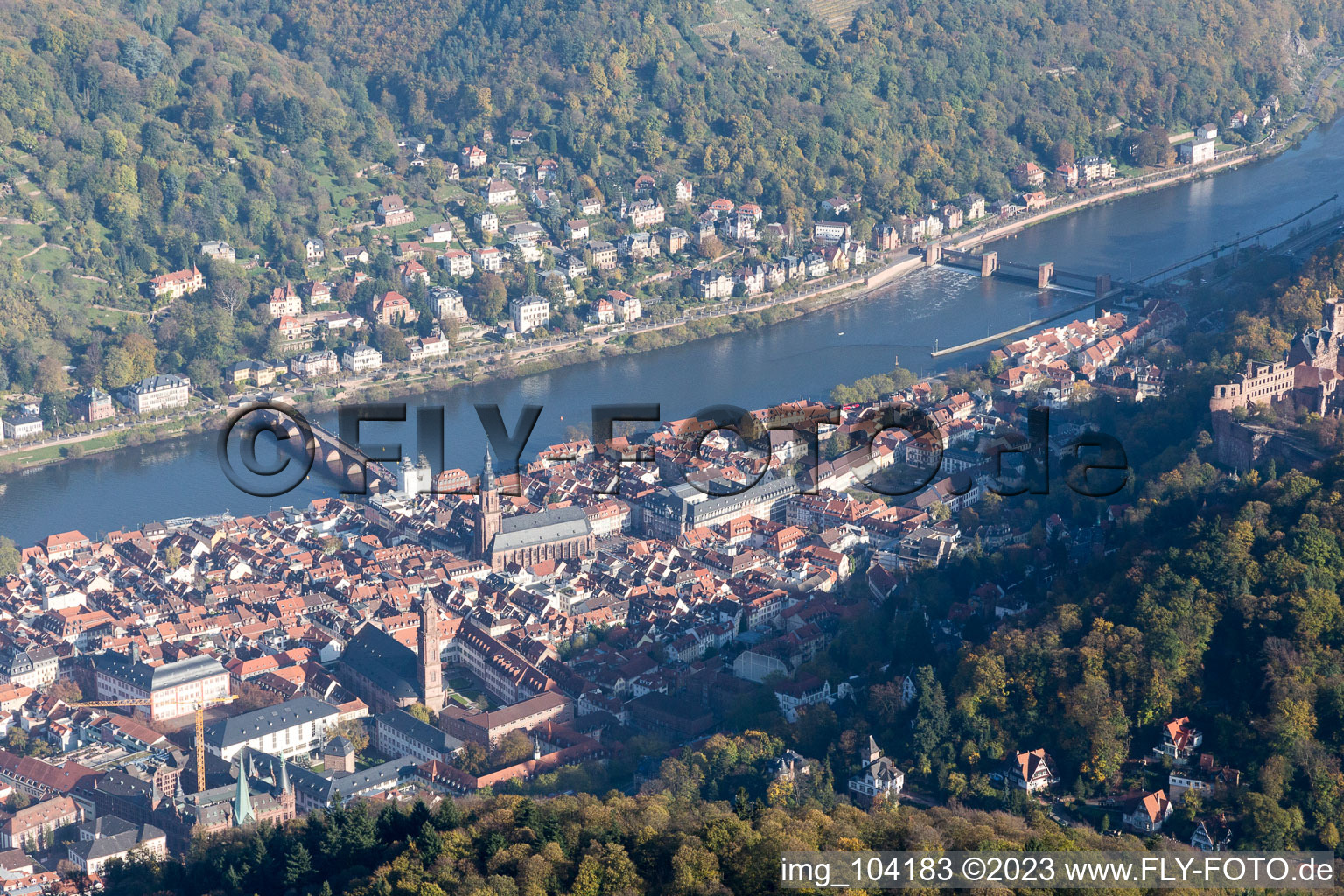 Luftaufnahme von Altstadt, Alte Brücke über den Neckar, Schloß im Ortsteil Kernaltstadt in Heidelberg im Bundesland Baden-Württemberg, Deutschland