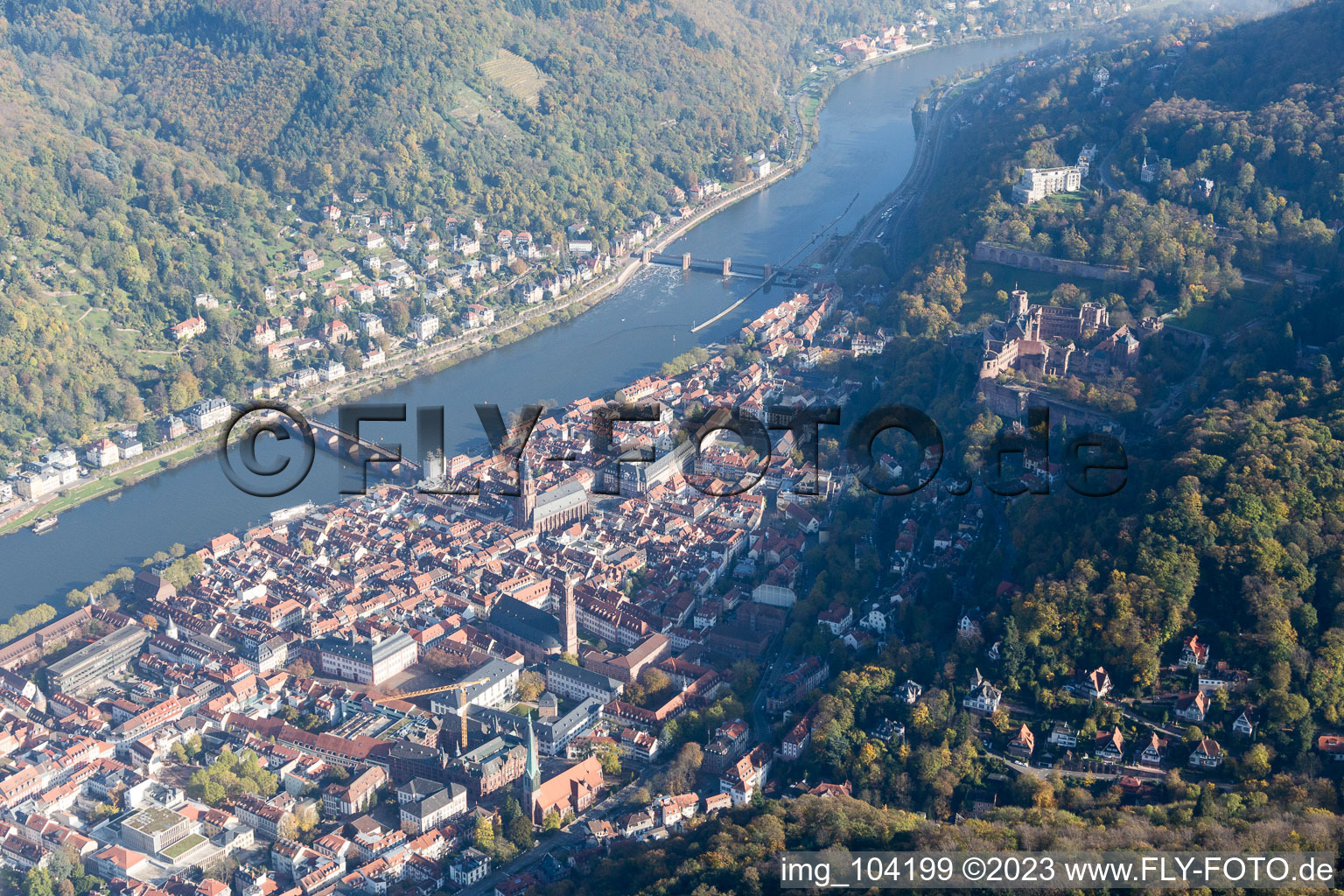 Luftaufnahme von Jesuitenkirche und Heiliggeistkirche in der Altstadt im Ortsteil Kernaltstadt in Heidelberg im Bundesland Baden-Württemberg, Deutschland