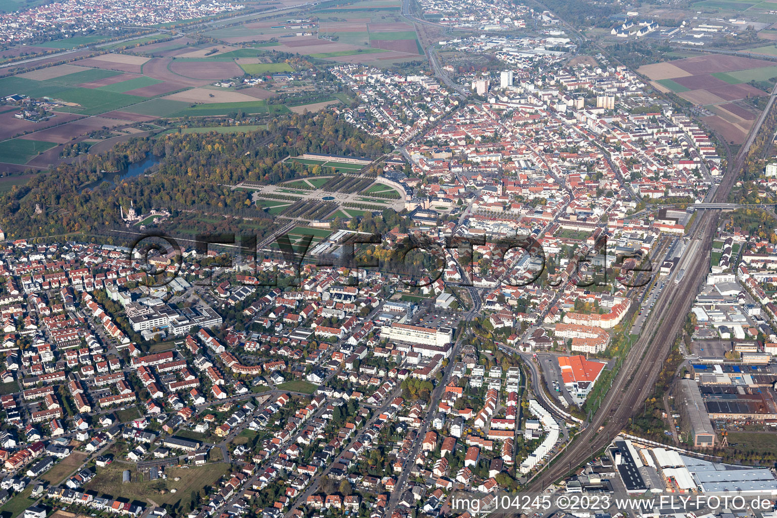 Drohnenaufname von Schwetzingen im Bundesland Baden-Württemberg, Deutschland
