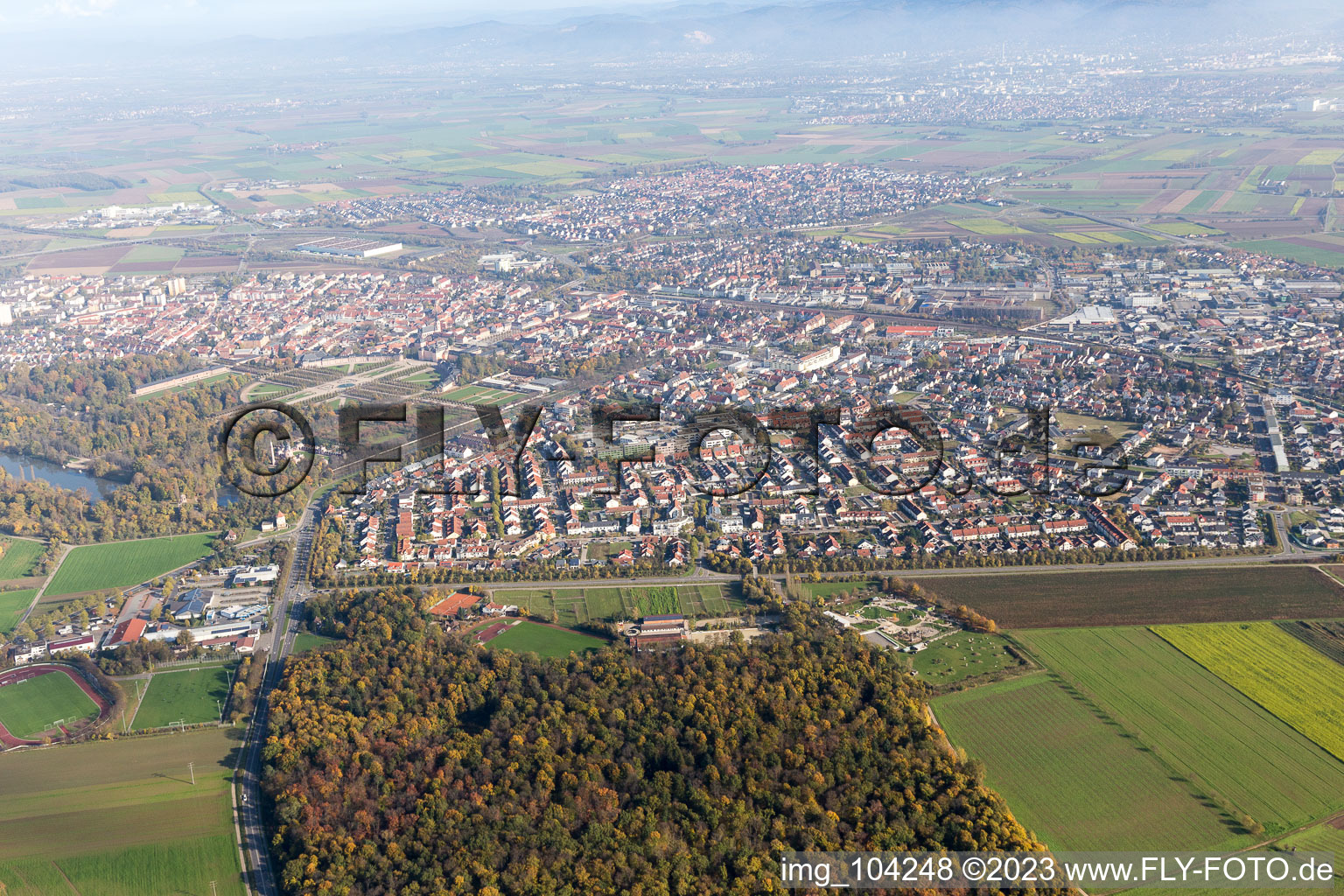 Schwetzingen im Bundesland Baden-Württemberg, Deutschland aus der Drohnenperspektive