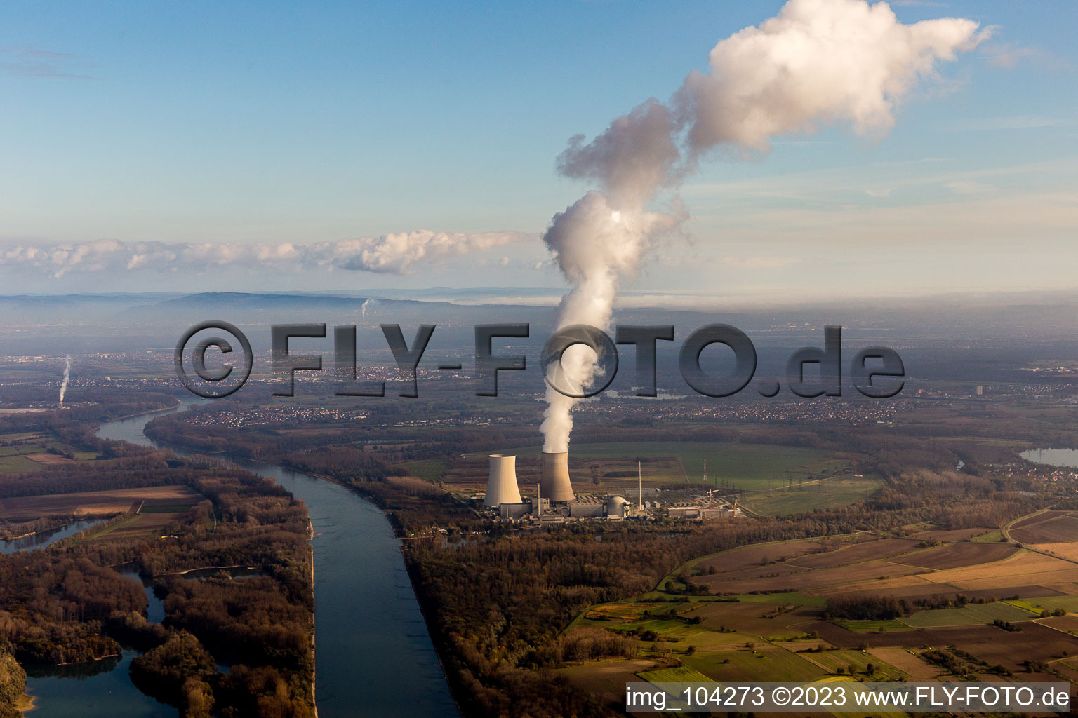 Luftaufnahme von Dampfsäule über dem Kühlturm des AKW Kernkraftwerk der EnBW Kernkraft GmbH auf der Rheinschanzinsel am Rhein in Philippsburg im Bundesland Baden-Württemberg, Deutschland