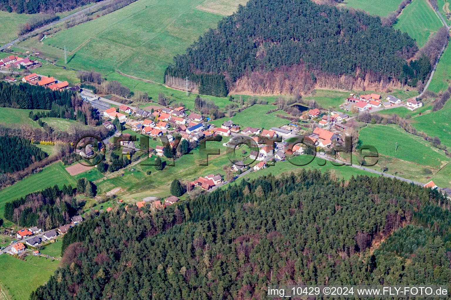 Dorf - Ansicht am Rande von landwirtschaftlichen Feldern und Nutzflächen im Ortsteil Güttersbach in Mossautal im Bundesland Hessen, Deutschland