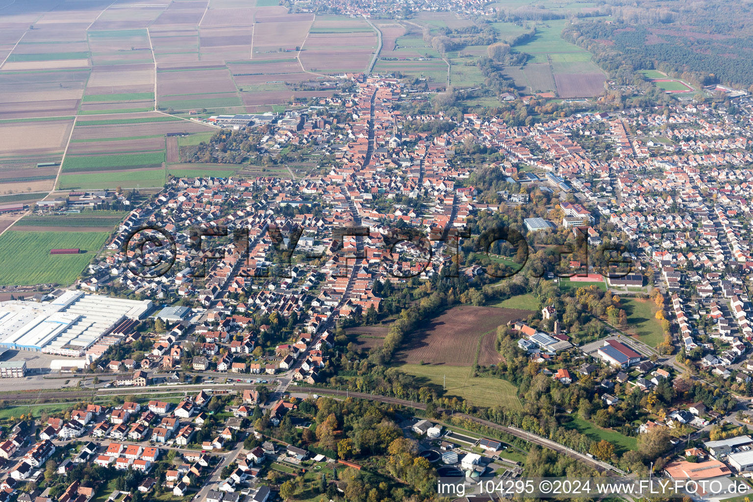 Bellheim im Bundesland Rheinland-Pfalz, Deutschland von der Drohne aus gesehen