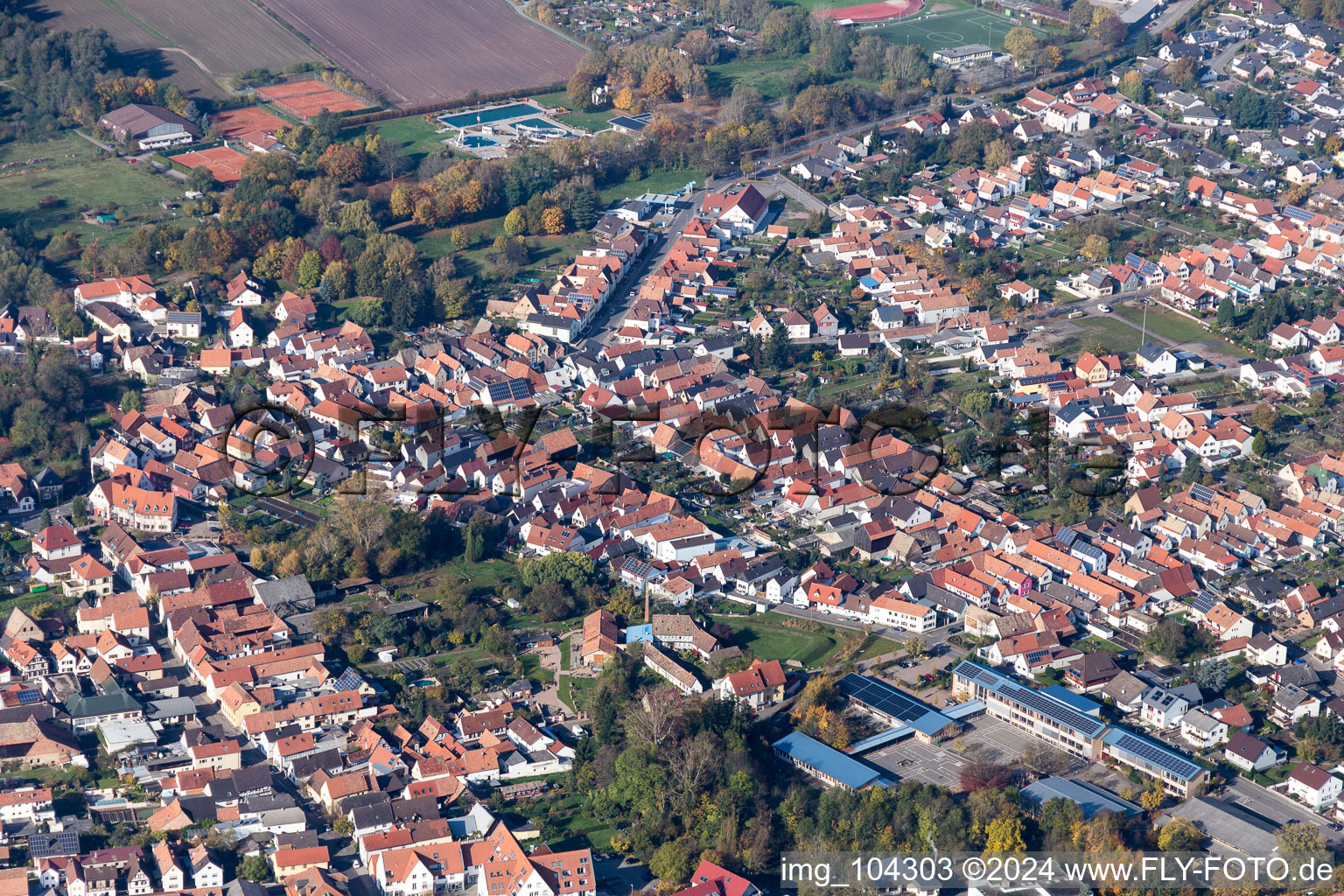 Bellheim im Bundesland Rheinland-Pfalz, Deutschland aus der Vogelperspektive