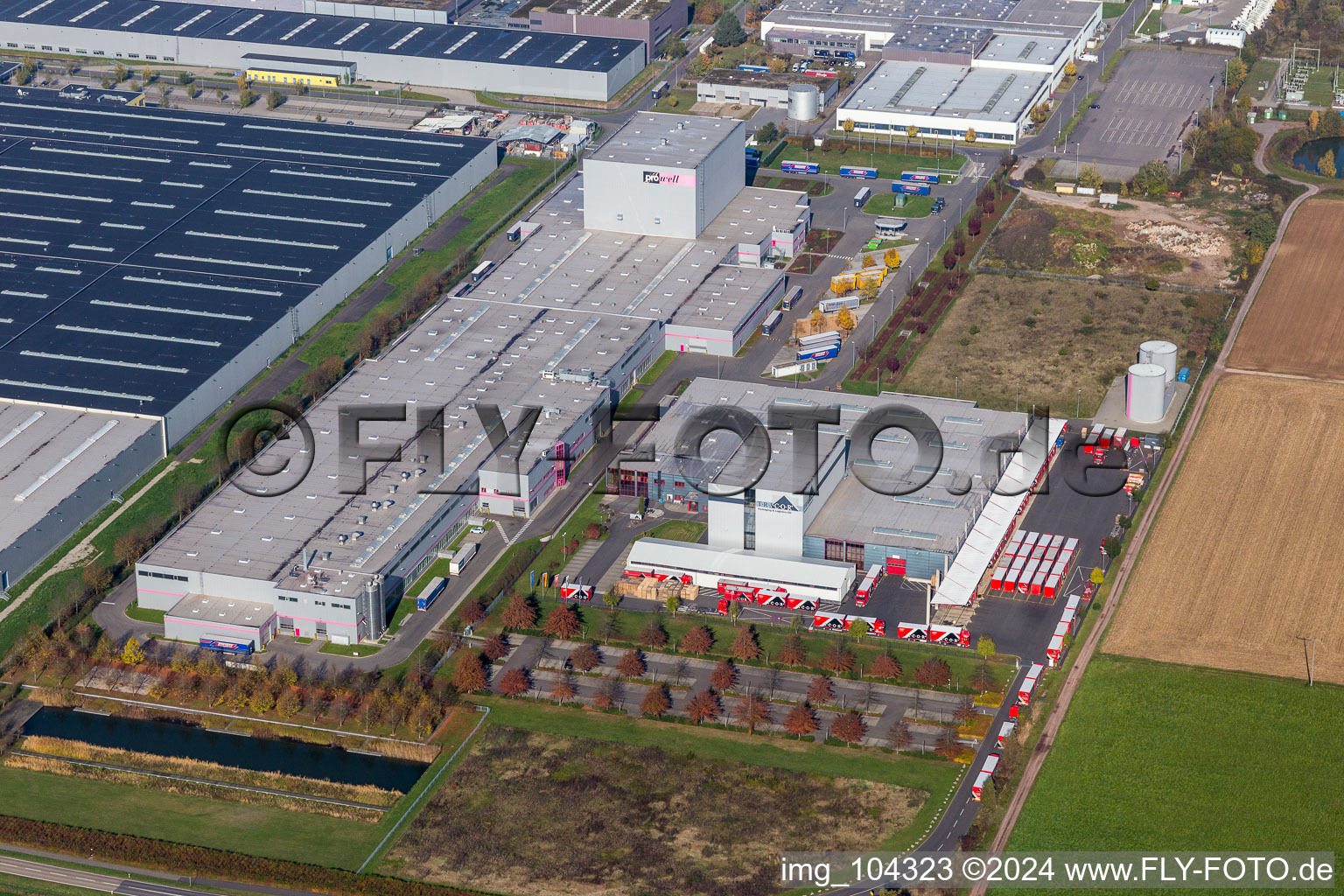 Luftbild von Lagerhallen und Speditionsgebäude der Tricor Packaging & Logistics AG in Offenbach an der Queich im Bundesland Rheinland-Pfalz, Deutschland