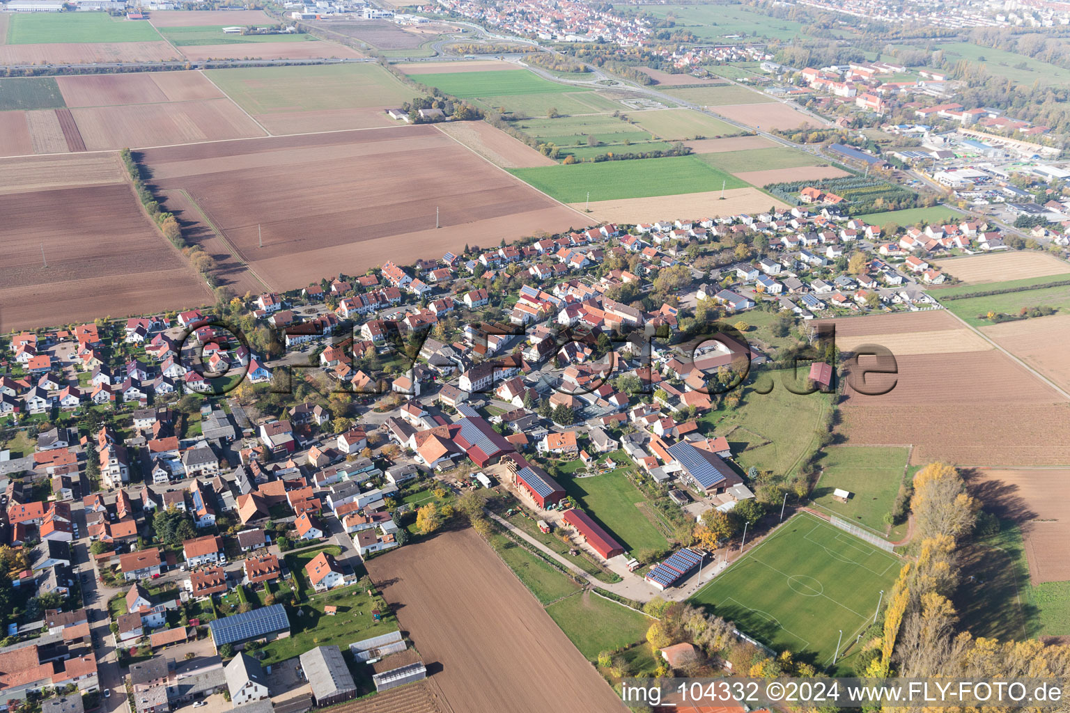 Dorf - Ansicht am Rande von landwirtschaftlichen Feldern und Nutzflächen im Ortsteil Mörlheim in Landau in der Pfalz im Bundesland Rheinland-Pfalz, Deutschland