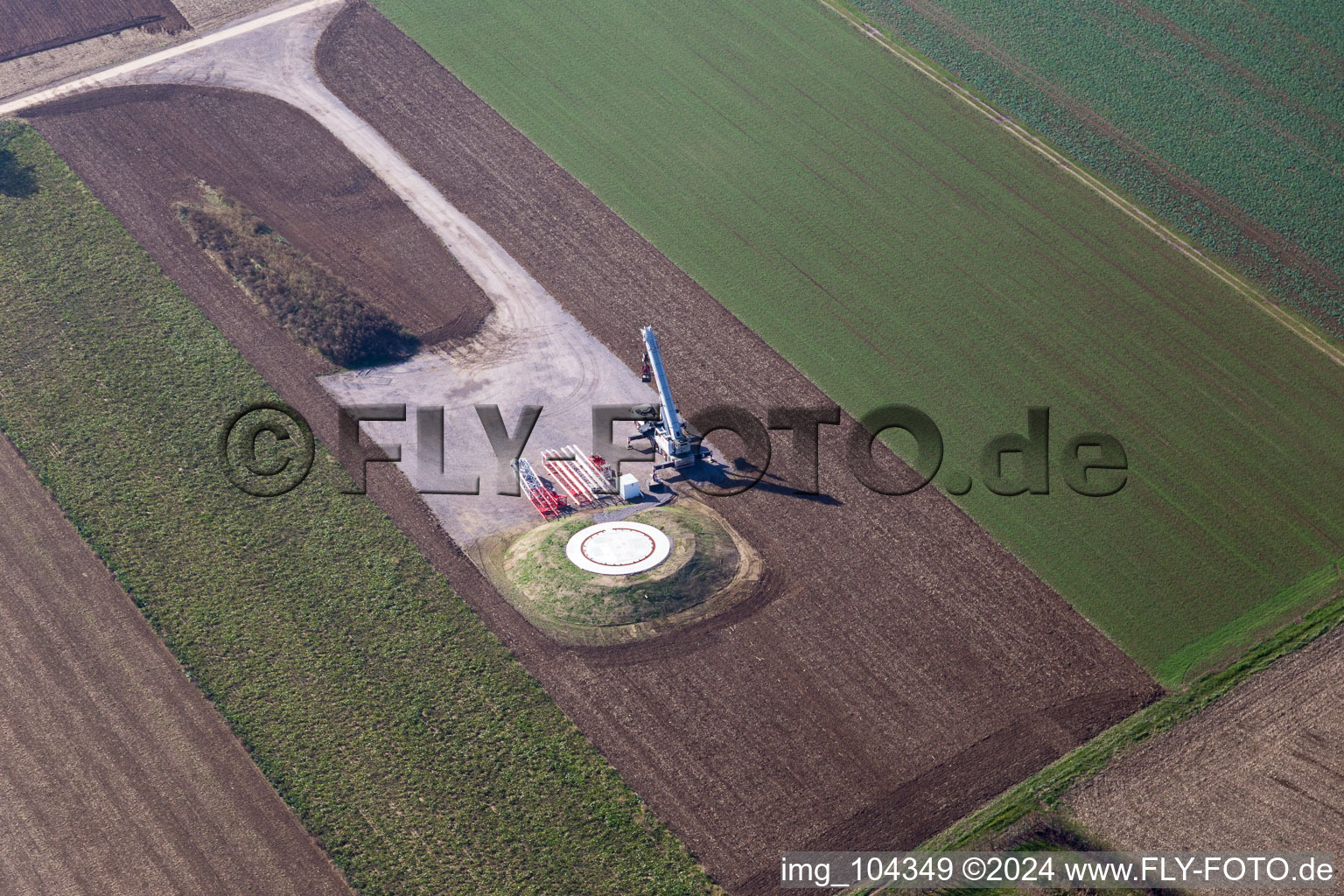 Baustelle des Windparks Freckenfeld der EnBW -für Windenergieanlage mit 6 Windrädern im Bundesland Rheinland-Pfalz, Deutschland aus der Drohnenperspektive