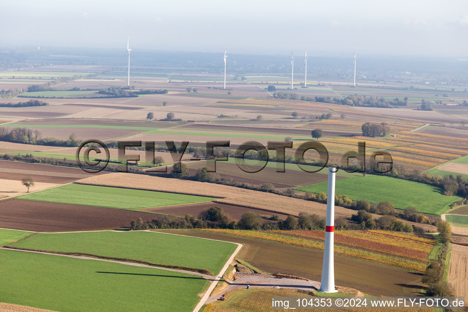 Luftbild von Baustelle des Windparks Freckenfeld der EnBW -für Windenergieanlage mit 6 Windrädern im Bundesland Rheinland-Pfalz, Deutschland