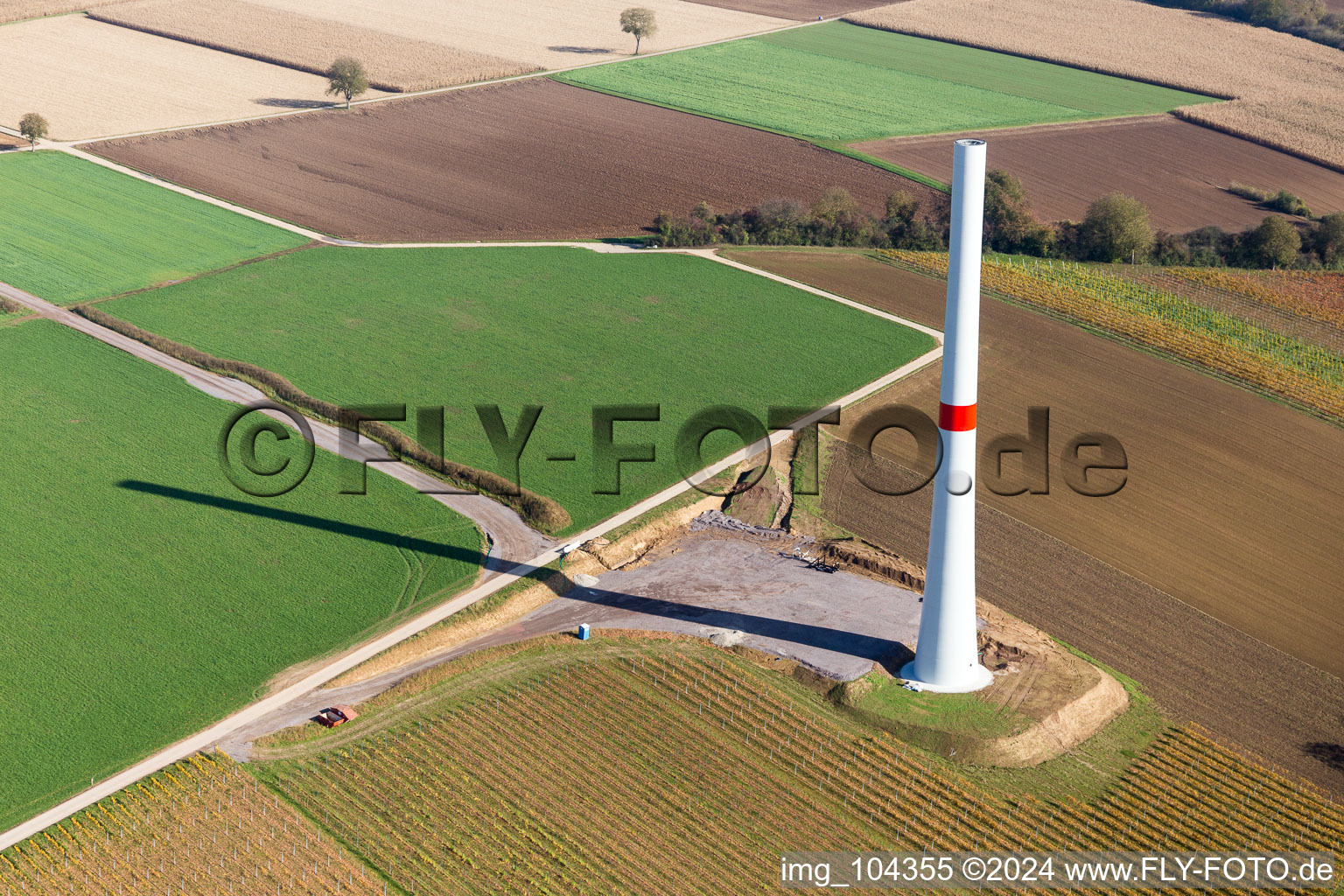Luftaufnahme von Baustelle des Windparks Freckenfeld der EnBW -für Windenergieanlage mit 6 Windrädern im Bundesland Rheinland-Pfalz, Deutschland