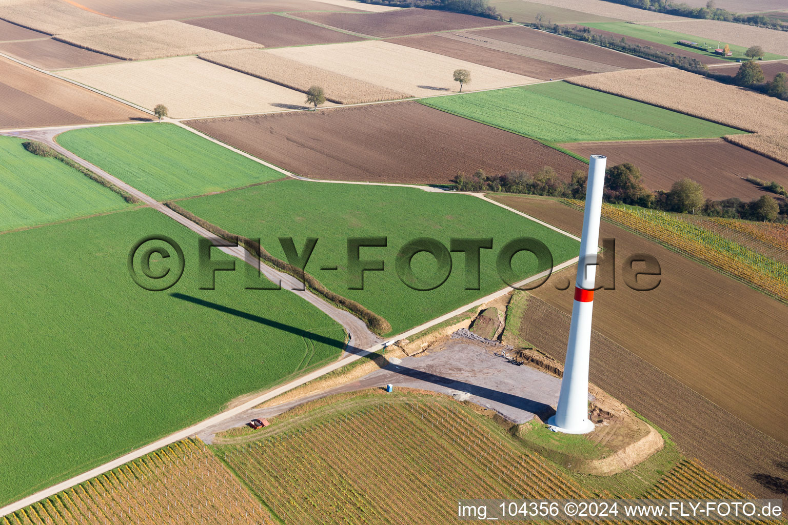 Schrägluftbild von Baustelle des Windparks Freckenfeld der EnBW -für Windenergieanlage mit 6 Windrädern im Bundesland Rheinland-Pfalz, Deutschland
