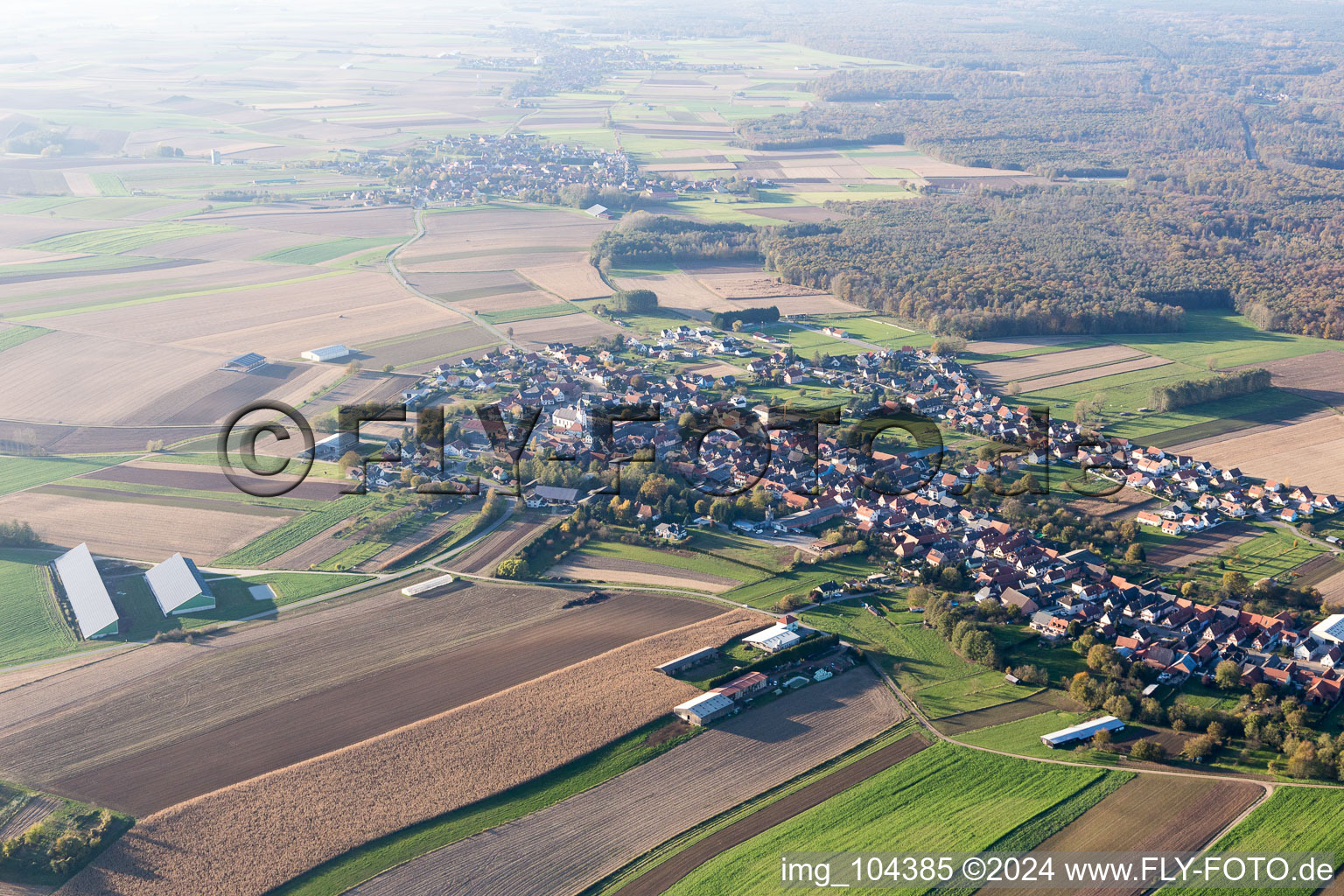 Drohnenbild von Niederlauterbach im Bundesland Bas-Rhin, Frankreich