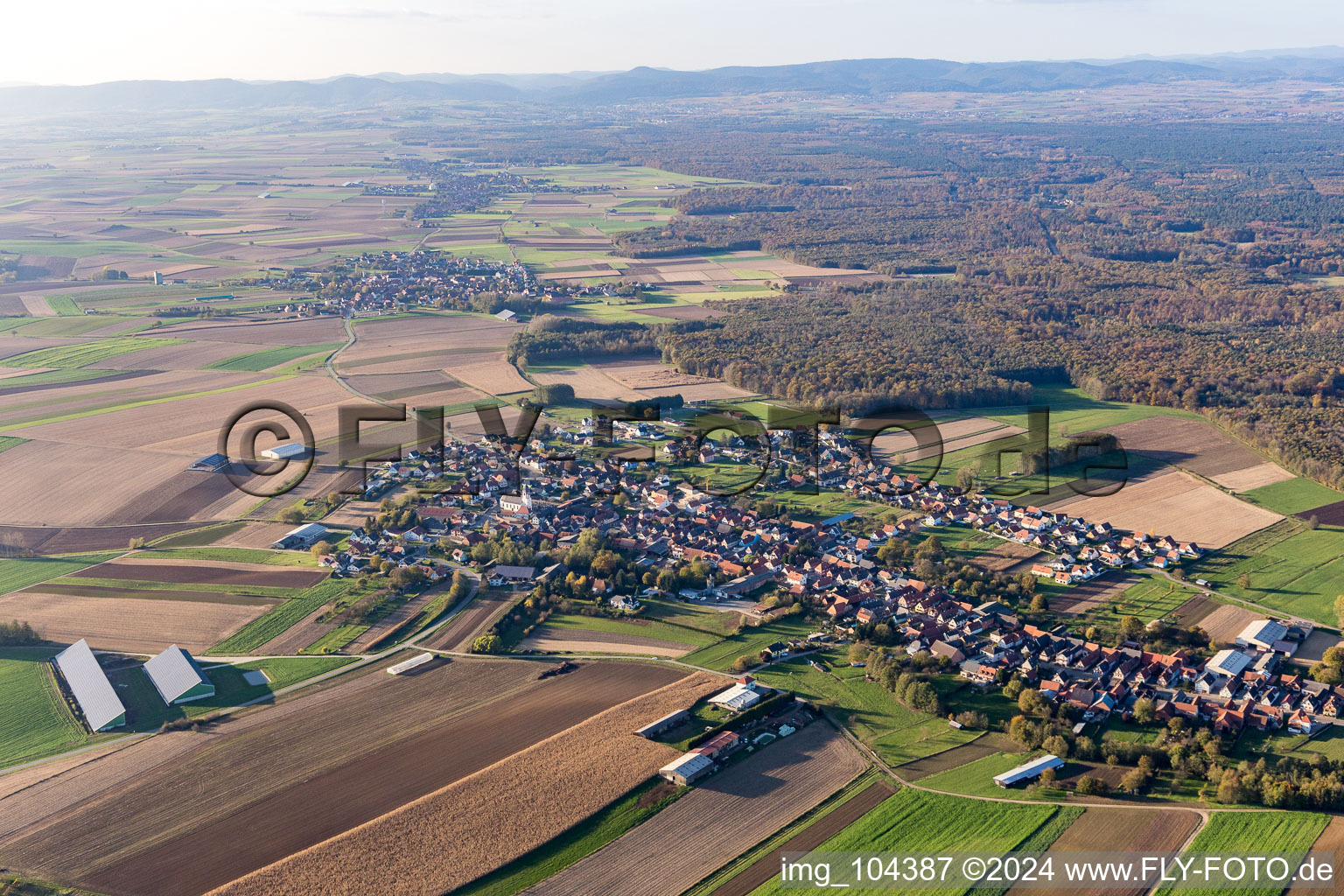 Niederlauterbach im Bundesland Bas-Rhin, Frankreich aus der Drohnenperspektive