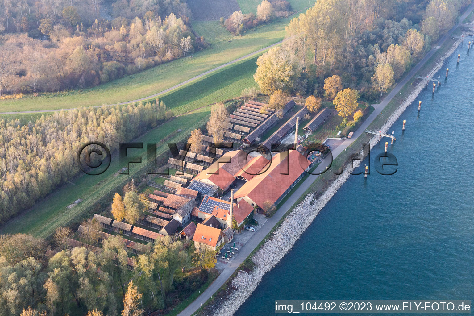 Ortsteil Sondernheim in Germersheim im Bundesland Rheinland-Pfalz, Deutschland aus der Drohnenperspektive