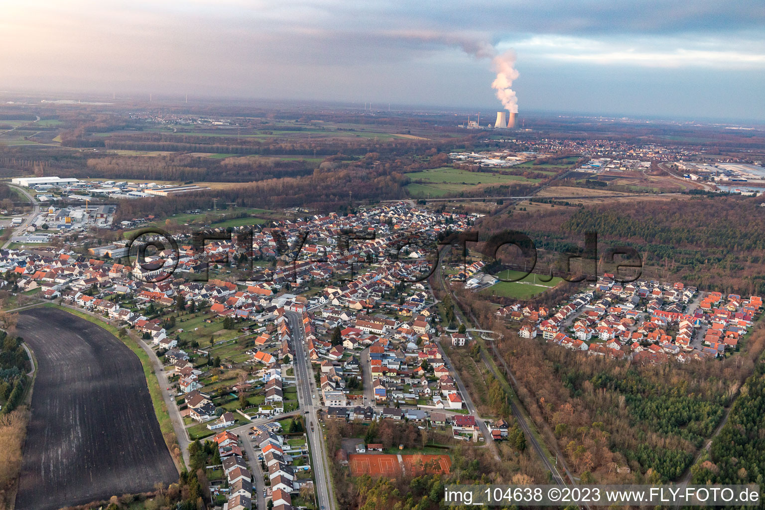 Luftaufnahme von Von Südwesten im Ortsteil Huttenheim in Philippsburg im Bundesland Baden-Württemberg, Deutschland
