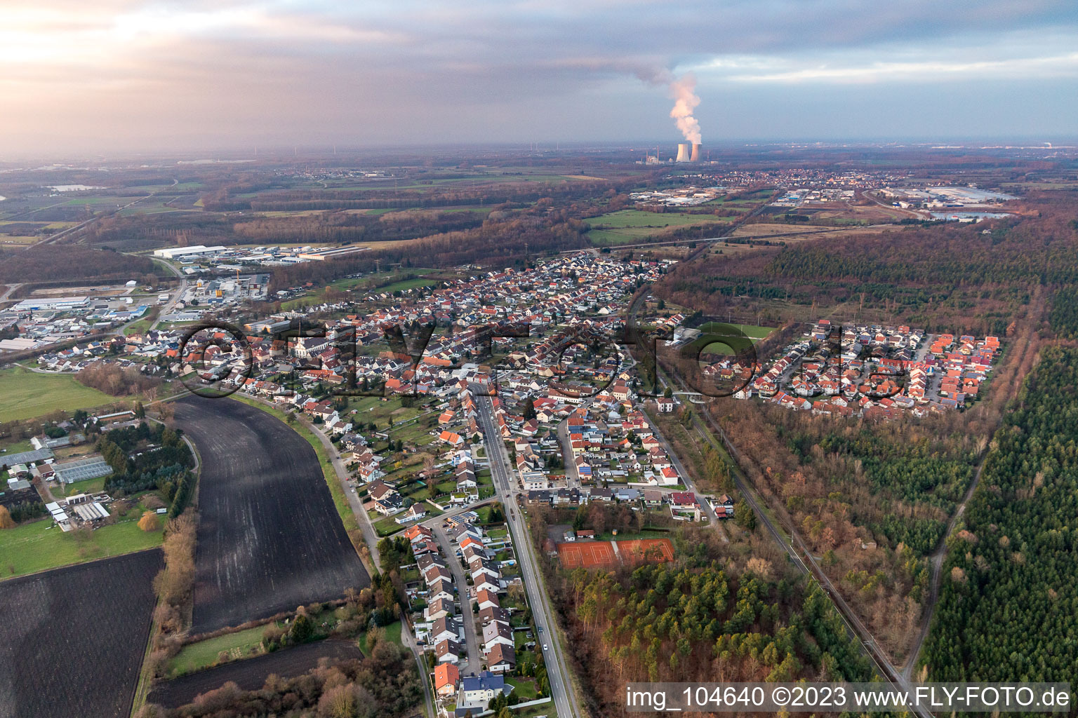 Schrägluftbild von Von Südwesten im Ortsteil Huttenheim in Philippsburg im Bundesland Baden-Württemberg, Deutschland