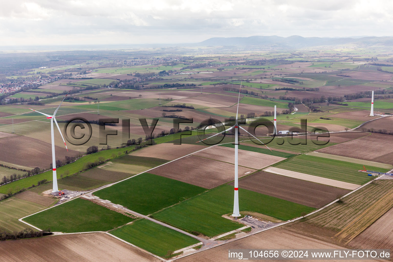 Drohnenbild von Baustelle des Windparks Freckenfeld der EnBW -für Windenergieanlage mit 6 Windrädern im Bundesland Rheinland-Pfalz, Deutschland