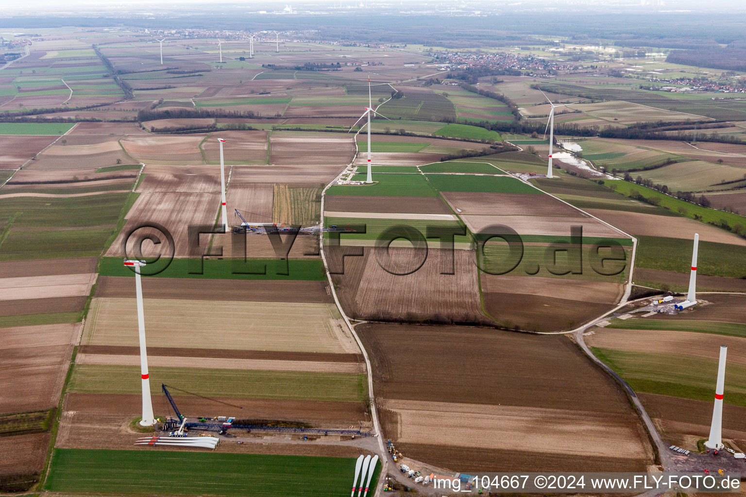 Luftaufnahme von Baustelle des Windparks Freckenfeld der EnBW -für Windenergieanlage mit 6 Windrädern im Bundesland Rheinland-Pfalz, Deutschland