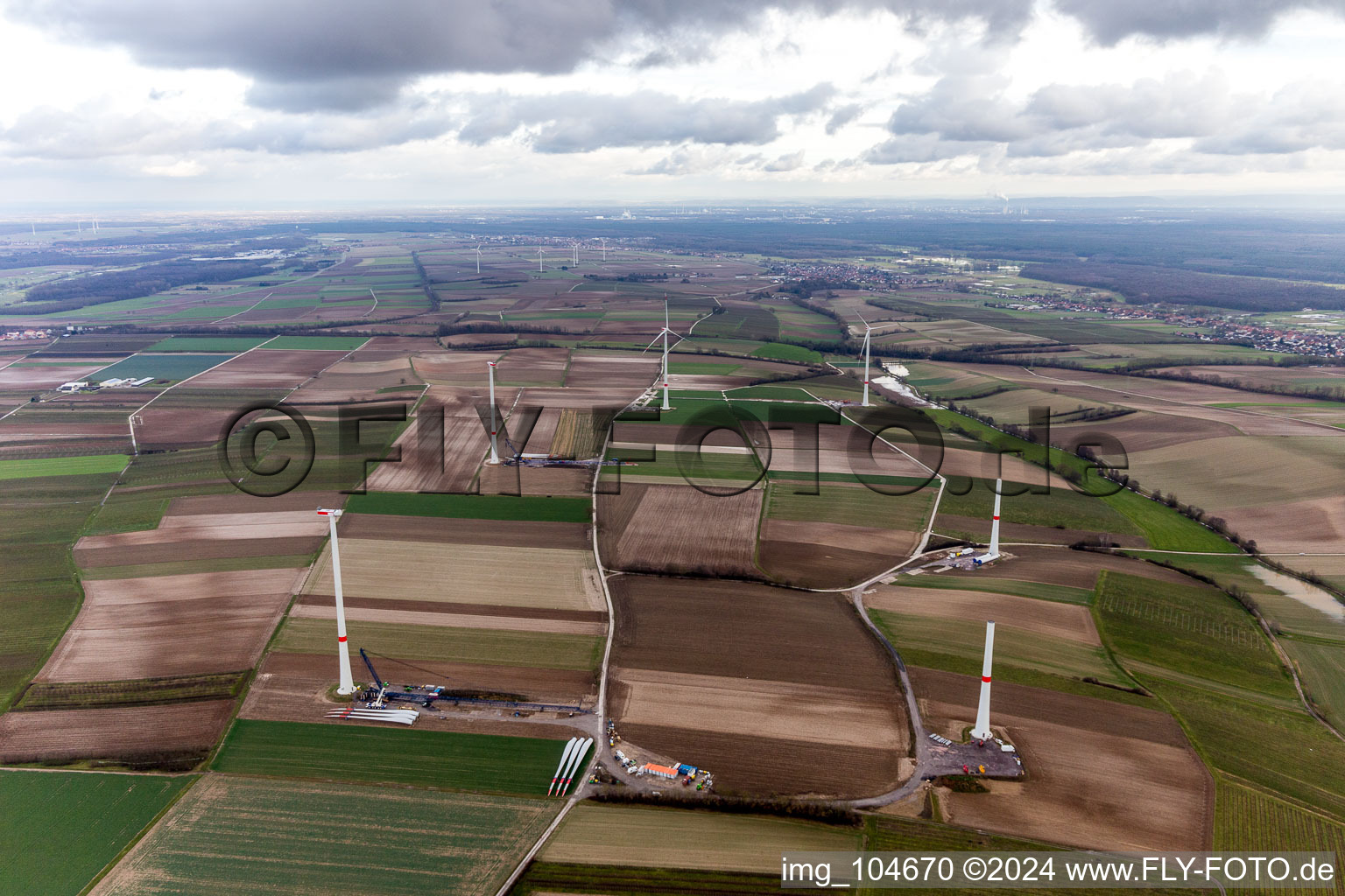 Baustelle des Windparks Freckenfeld der EnBW -für Windenergieanlage mit 6 Windrädern im Bundesland Rheinland-Pfalz, Deutschland von oben
