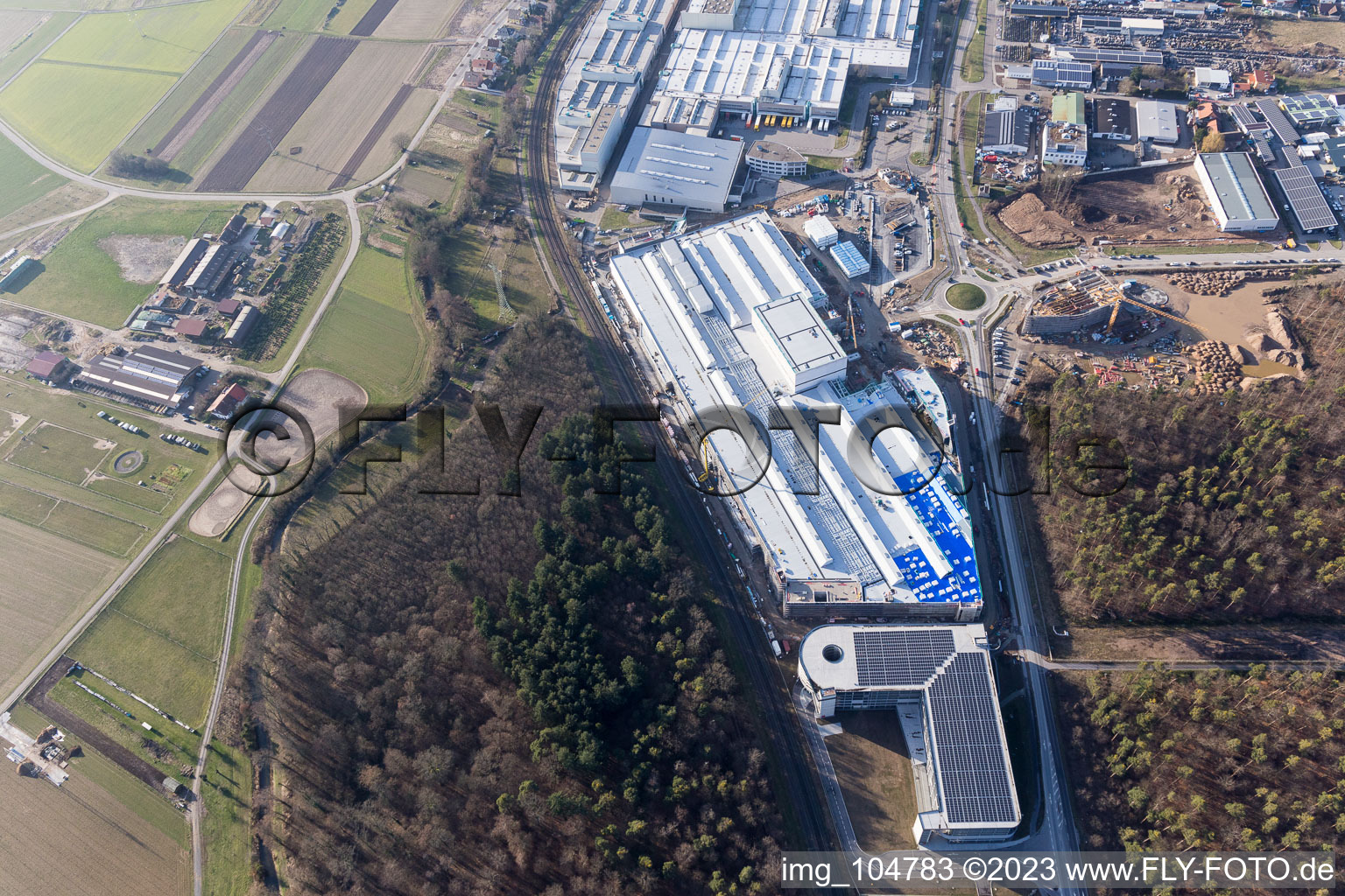 Luftbild von Erweiterungs - Neubau - Baustelle an den Gebäuden und Produktionshallen des Werksgelände der SEW-EURODRIVE GmbH & Co KG in Graben-Neudorf im Bundesland Baden-Württemberg, Deutschland