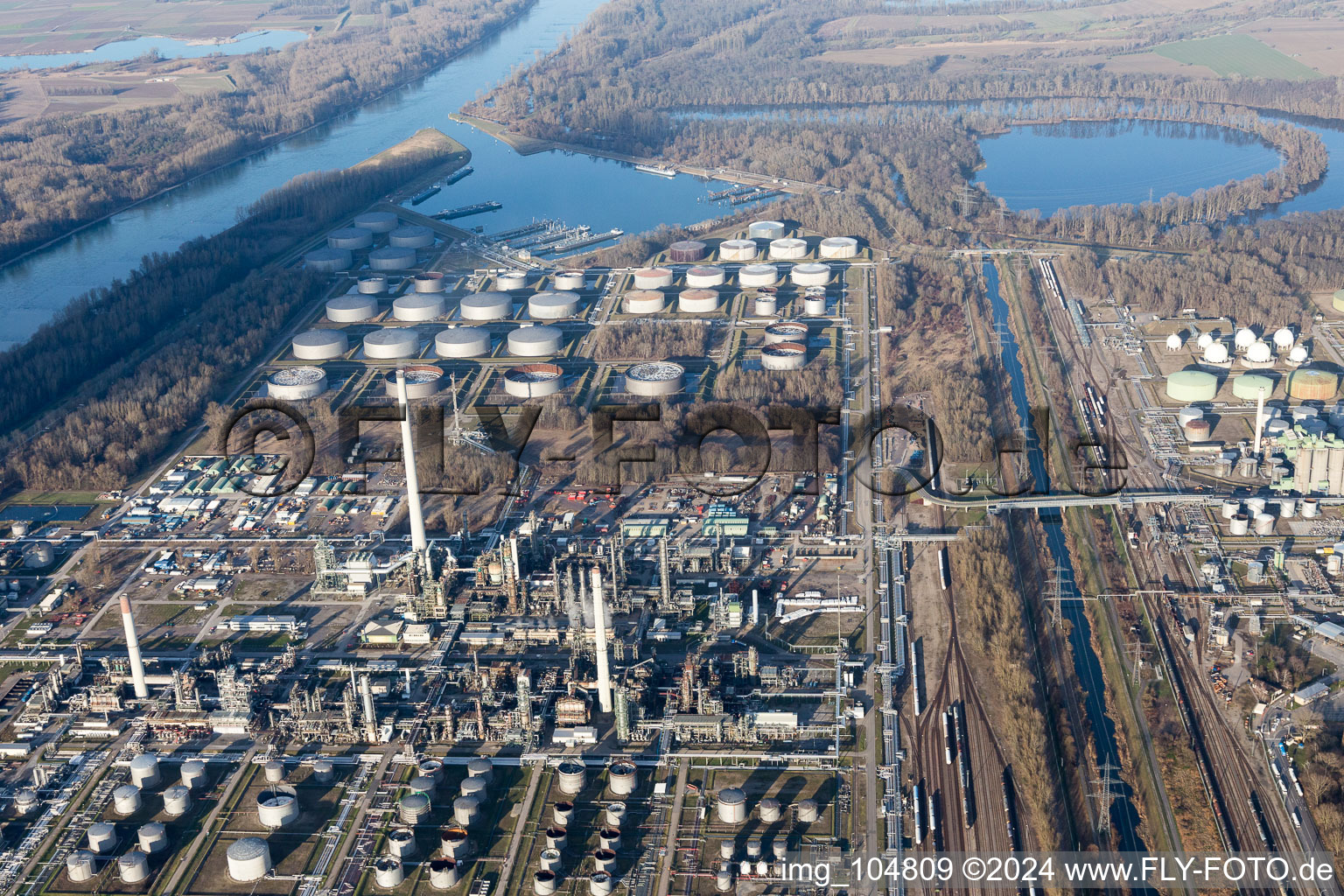 Karlsruhe-Knielingen, Öl-Raffinerie MIRO im Bundesland Baden-Württemberg, Deutschland aus der Luft betrachtet