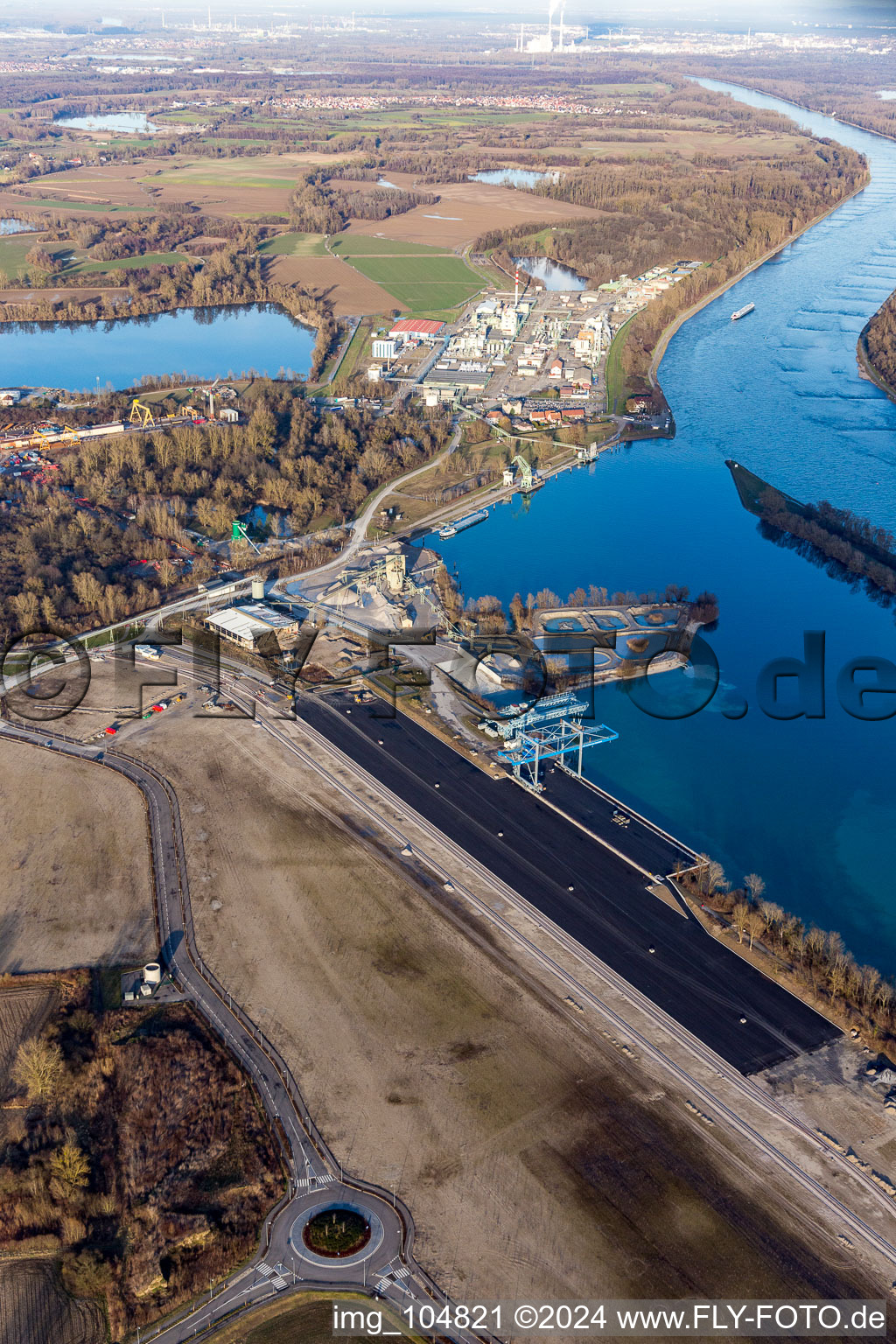 Kaianlagen und Schiffs- Anlegestellen mit Verlade- Terminals am neuen Binnenhafen des Rhein in Lauterbourg in Grand Est im Bundesland Bas-Rhin, Frankreich