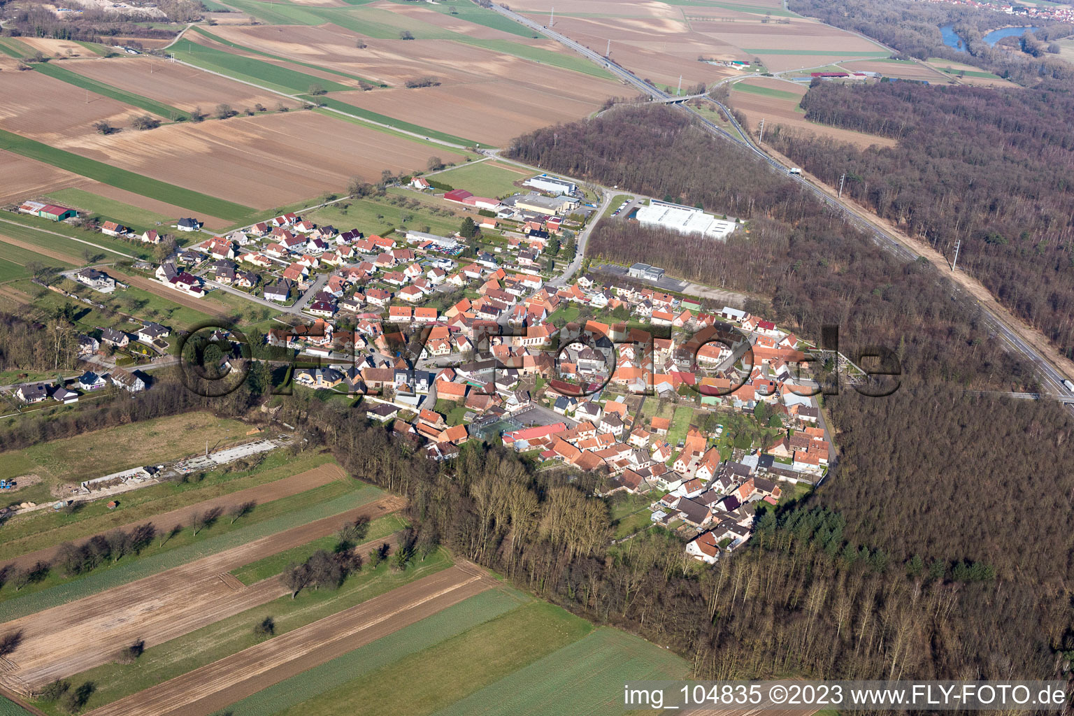 Schaffhouse-près-Seltz im Bundesland Bas-Rhin, Frankreich von der Drohne aus gesehen