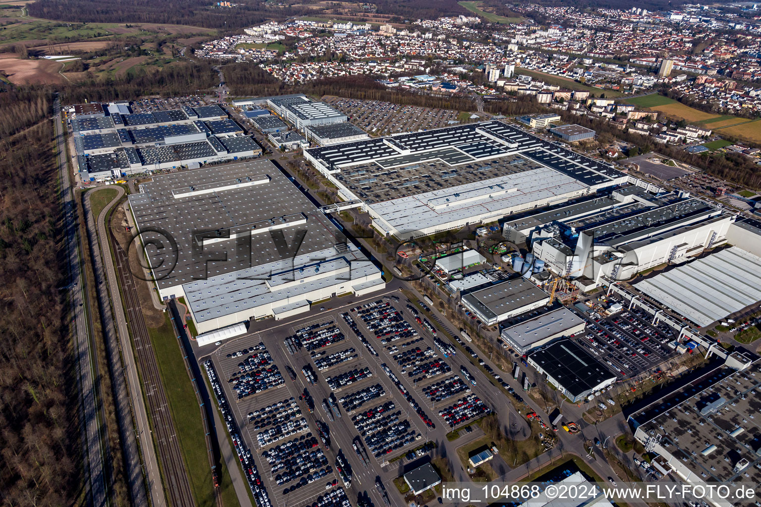 Gebäude und Produktionshallen auf dem Fahrzeugbau- Werksgelände des Mercedes-Benz Werk Rastatt in Rastatt im Bundesland Baden-Württemberg, Deutschland