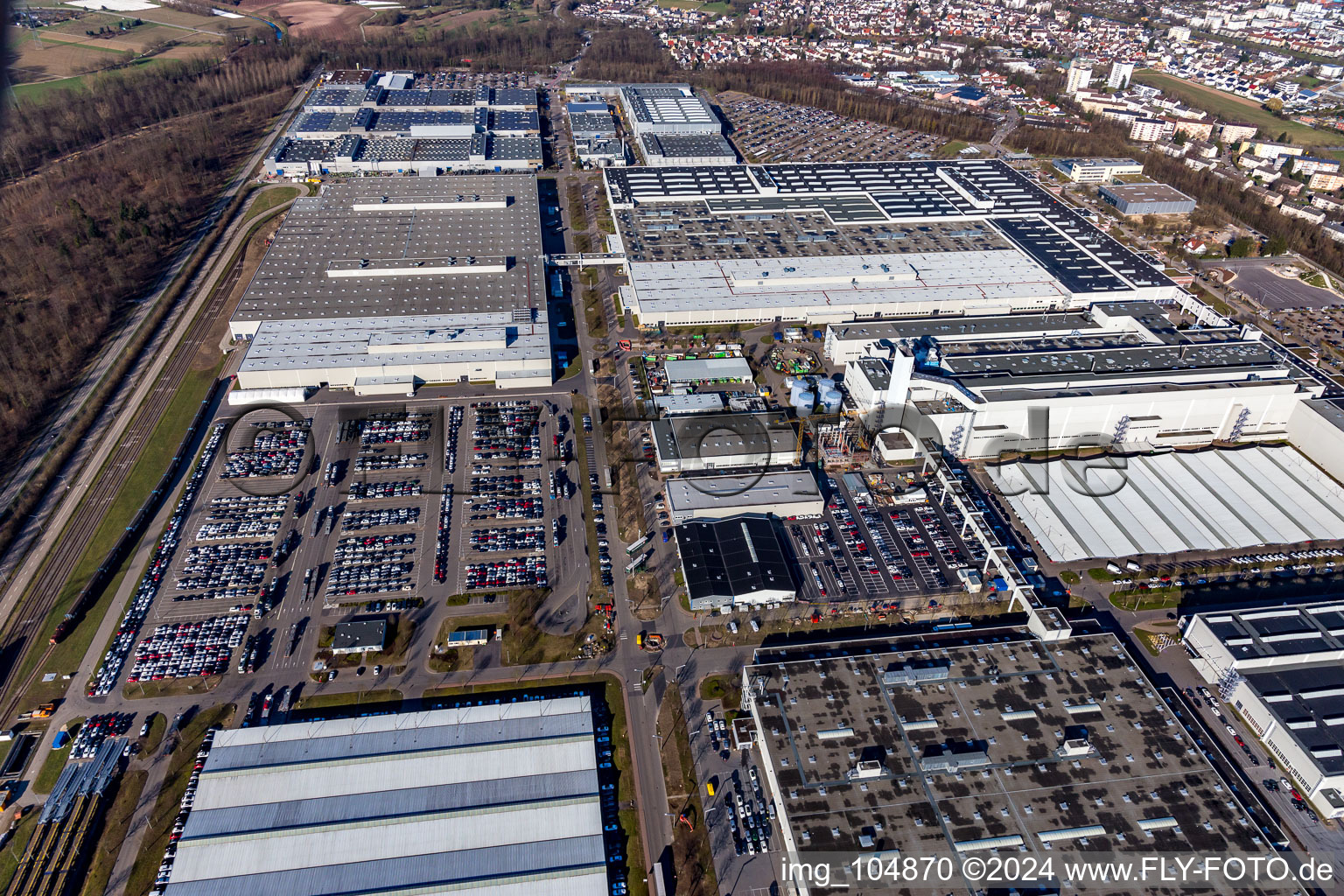 Luftbild von Gebäude und Produktionshallen auf dem Fahrzeugbau- Werksgelände des Mercedes-Benz Werk Rastatt in Rastatt im Bundesland Baden-Württemberg, Deutschland